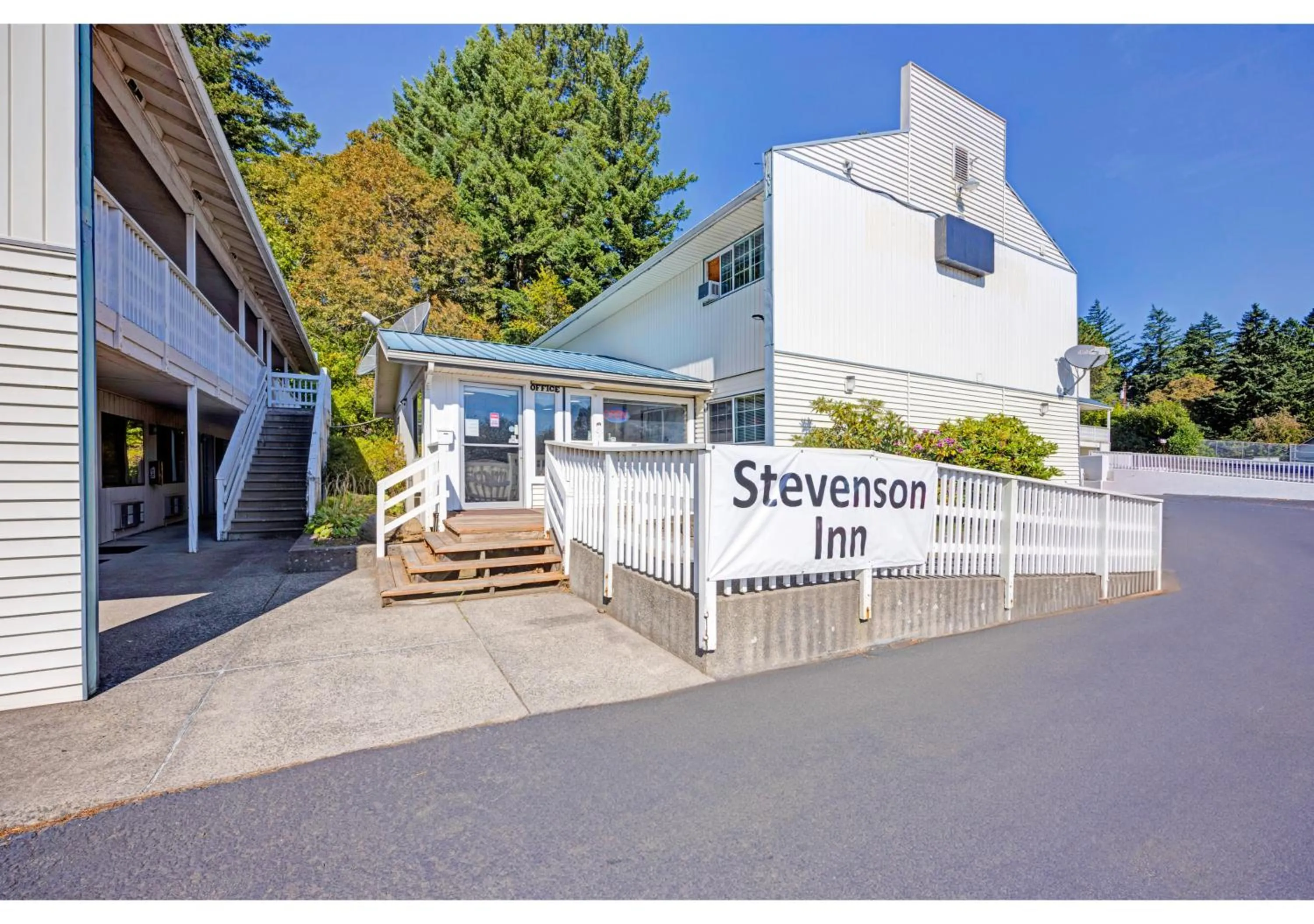 Property building in Capital O Stevenson Inn Riverside