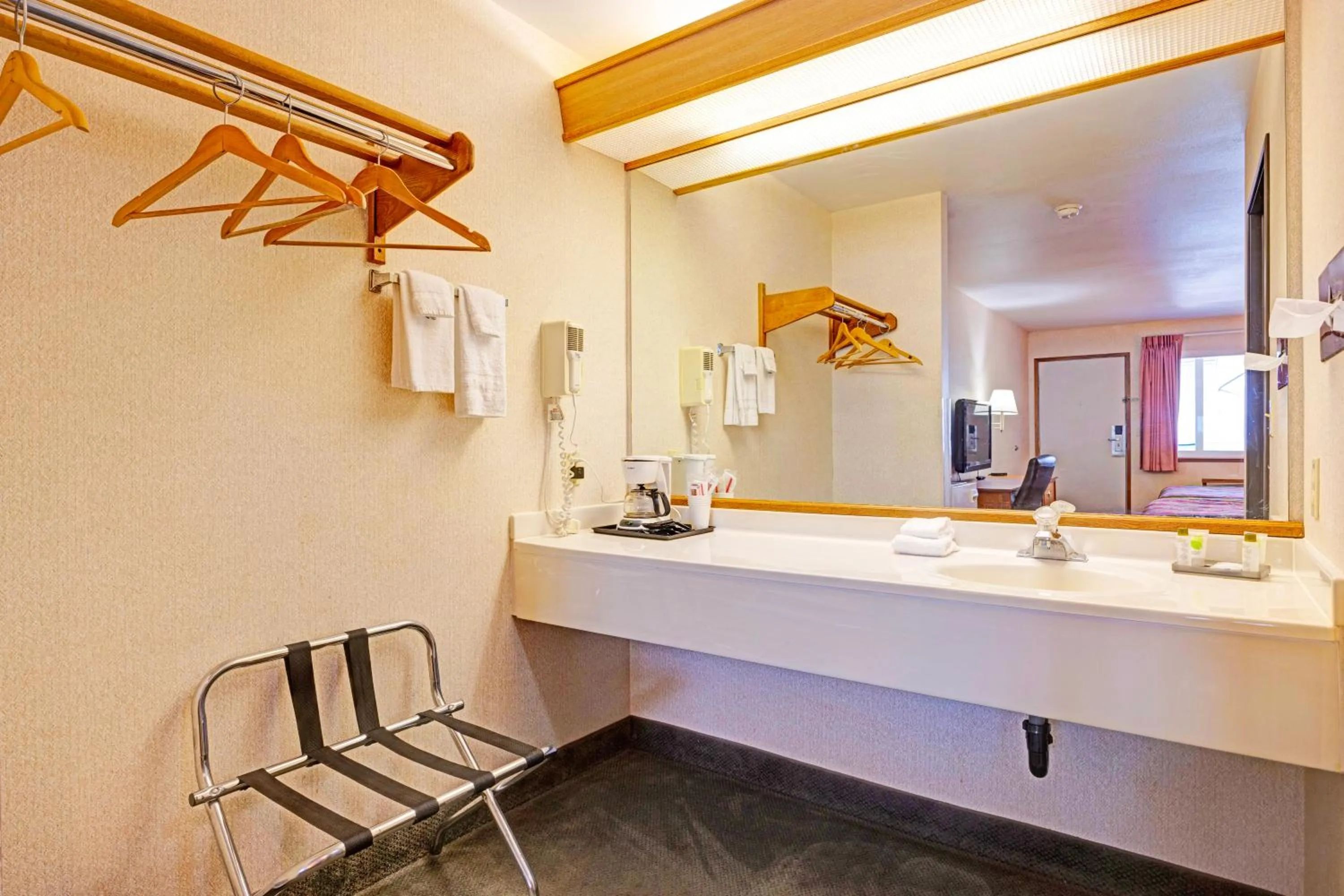 Bathroom in Capital O Stevenson Inn Riverside