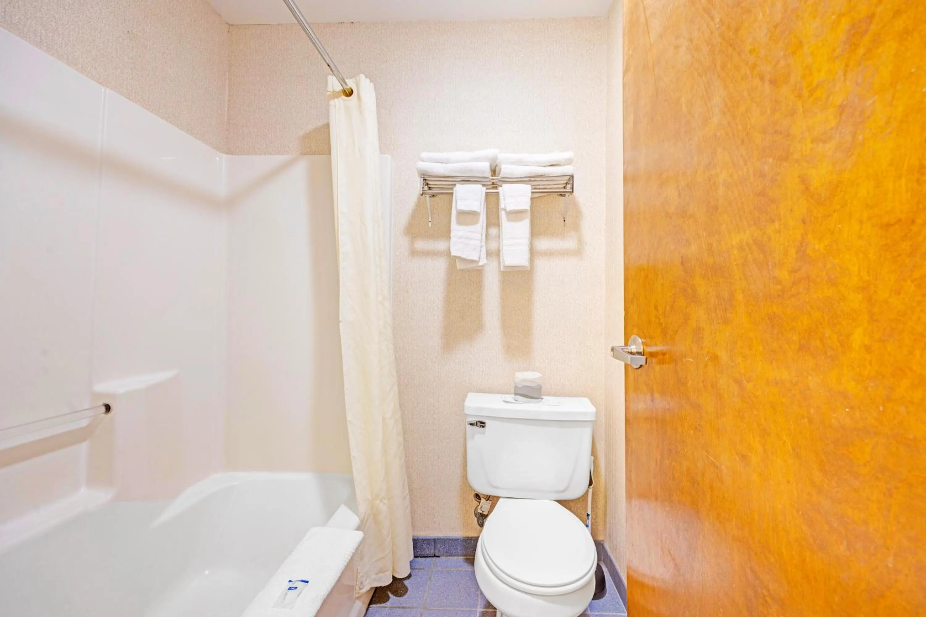 Bathroom in Capital O Stevenson Inn Riverside