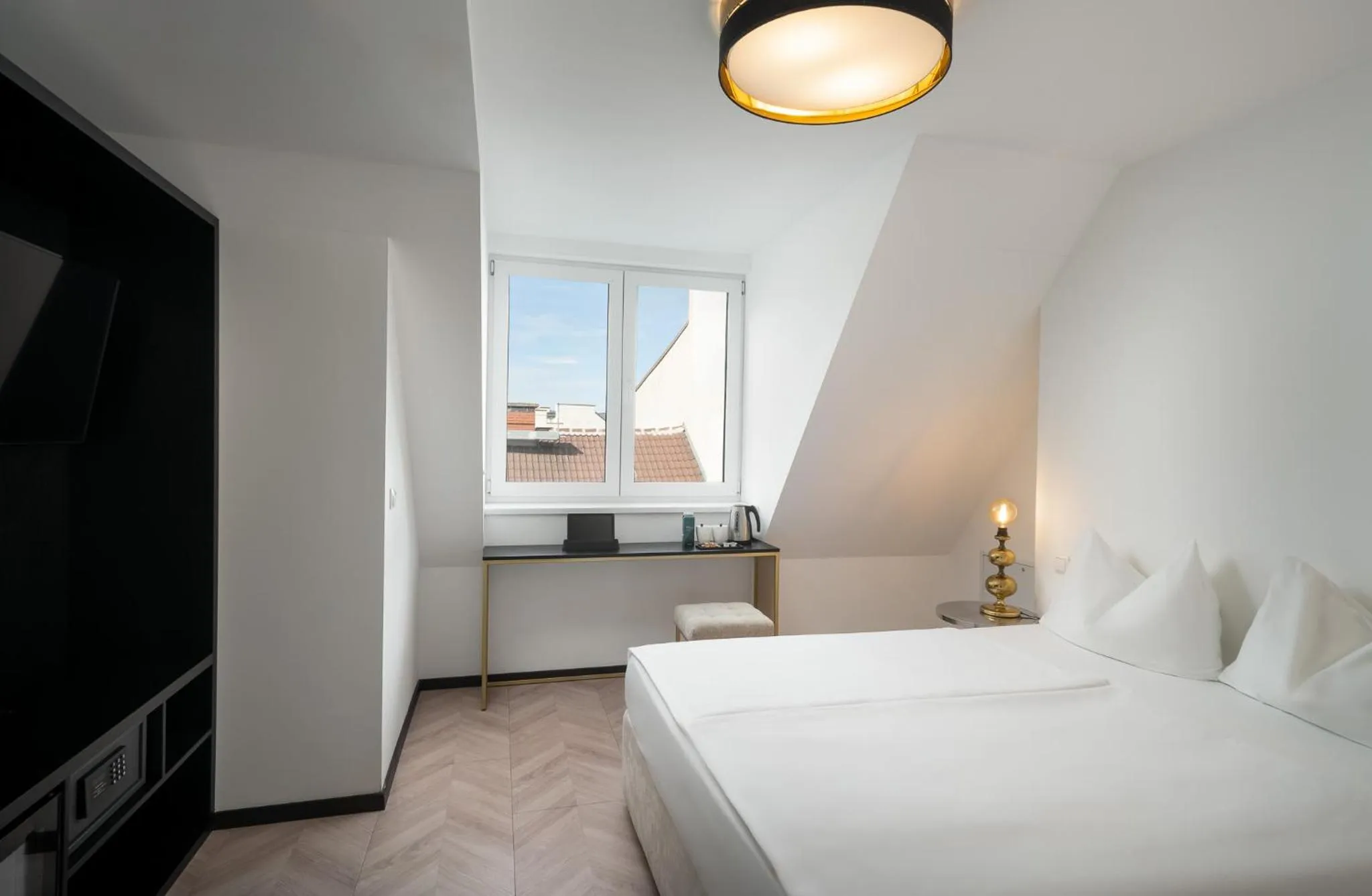 Photo of the whole room, Bed in elaya hotel vienna city center