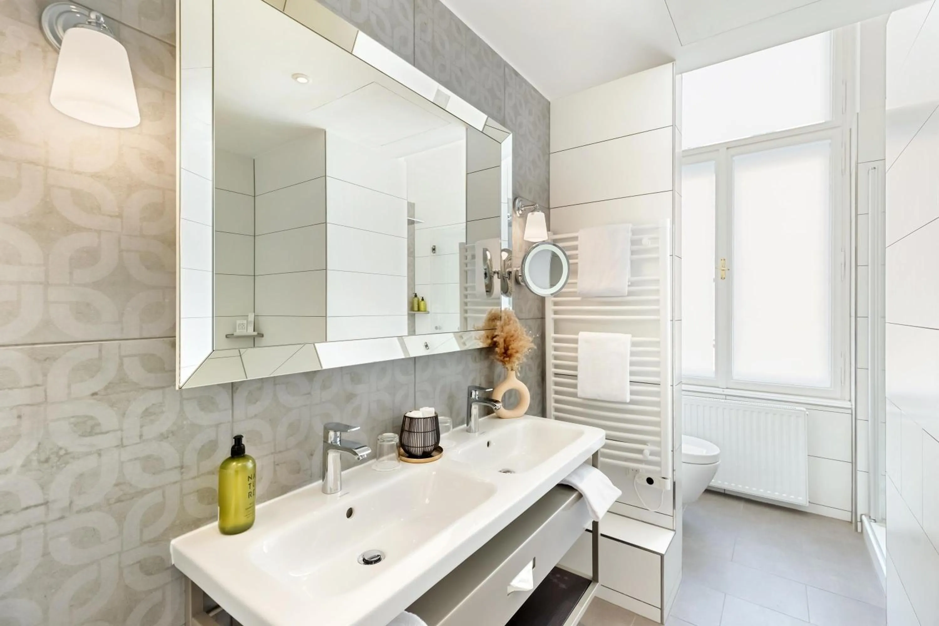 Toilet in Hotel Rathauspark Wien, a member of Radisson Individuals