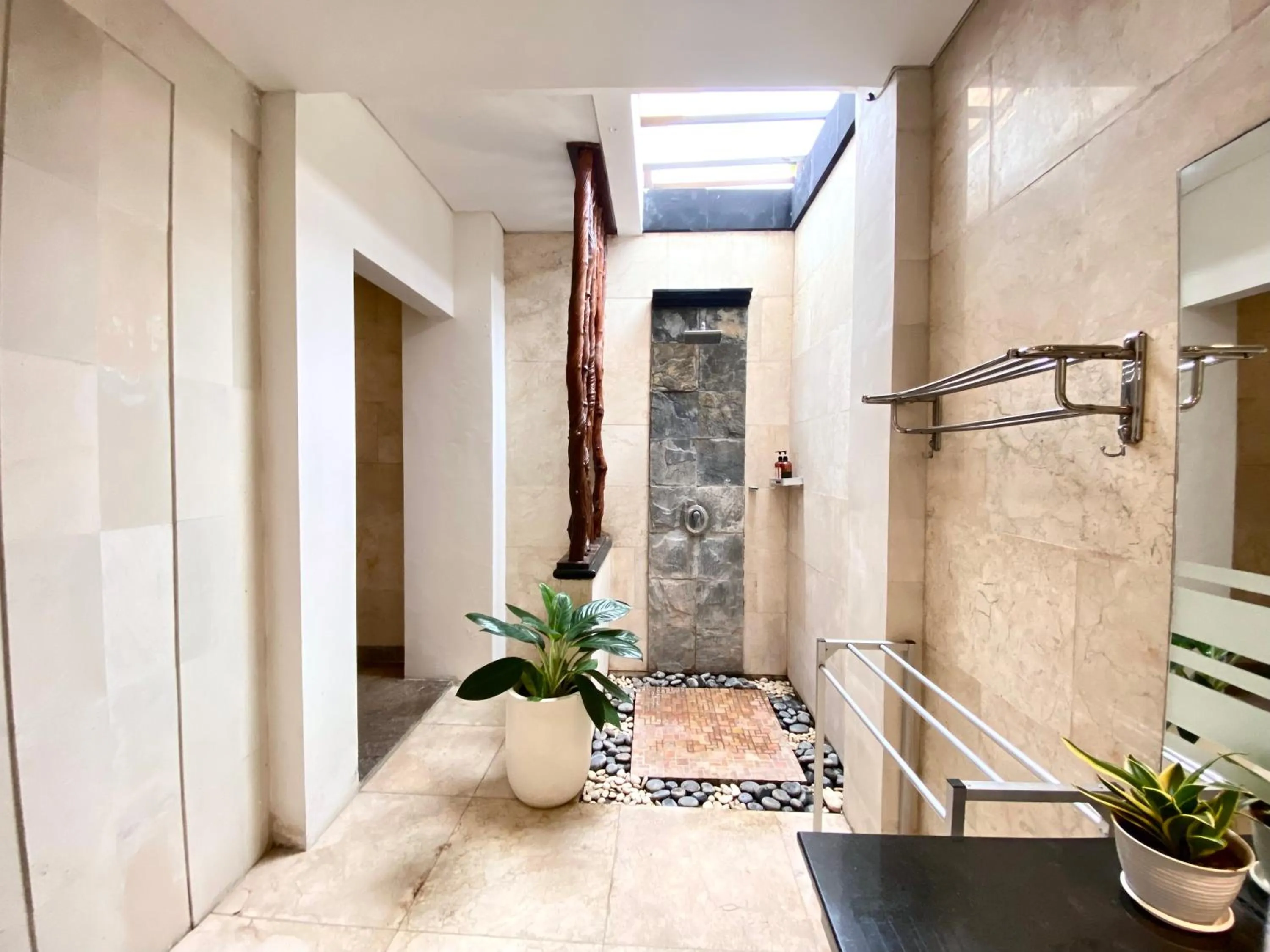 Shower in Harmony Villa Dua