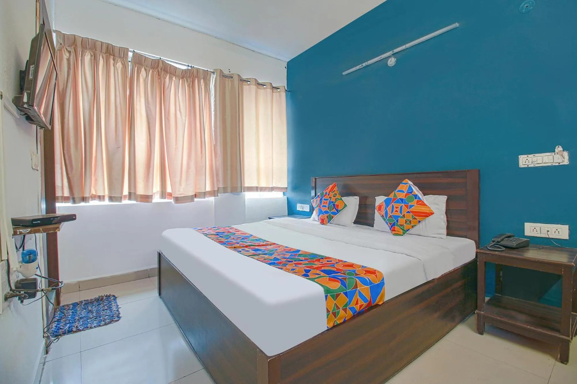 Communal lounge/ TV room, Bed in FabHotel Saket Inn