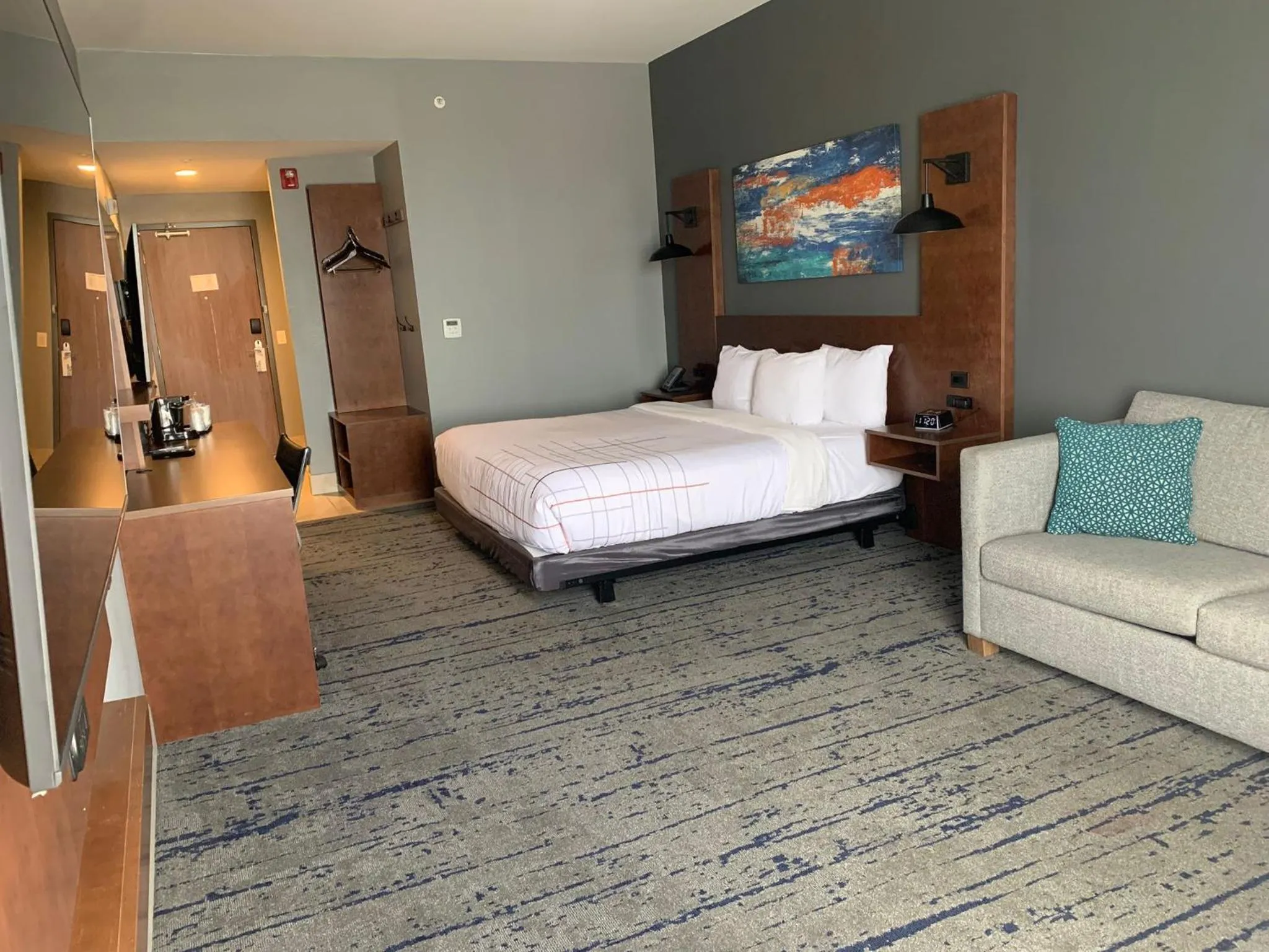 Bed in La Quinta Inn & Suites by Wyndham Louisville NE - Old Henry Rd