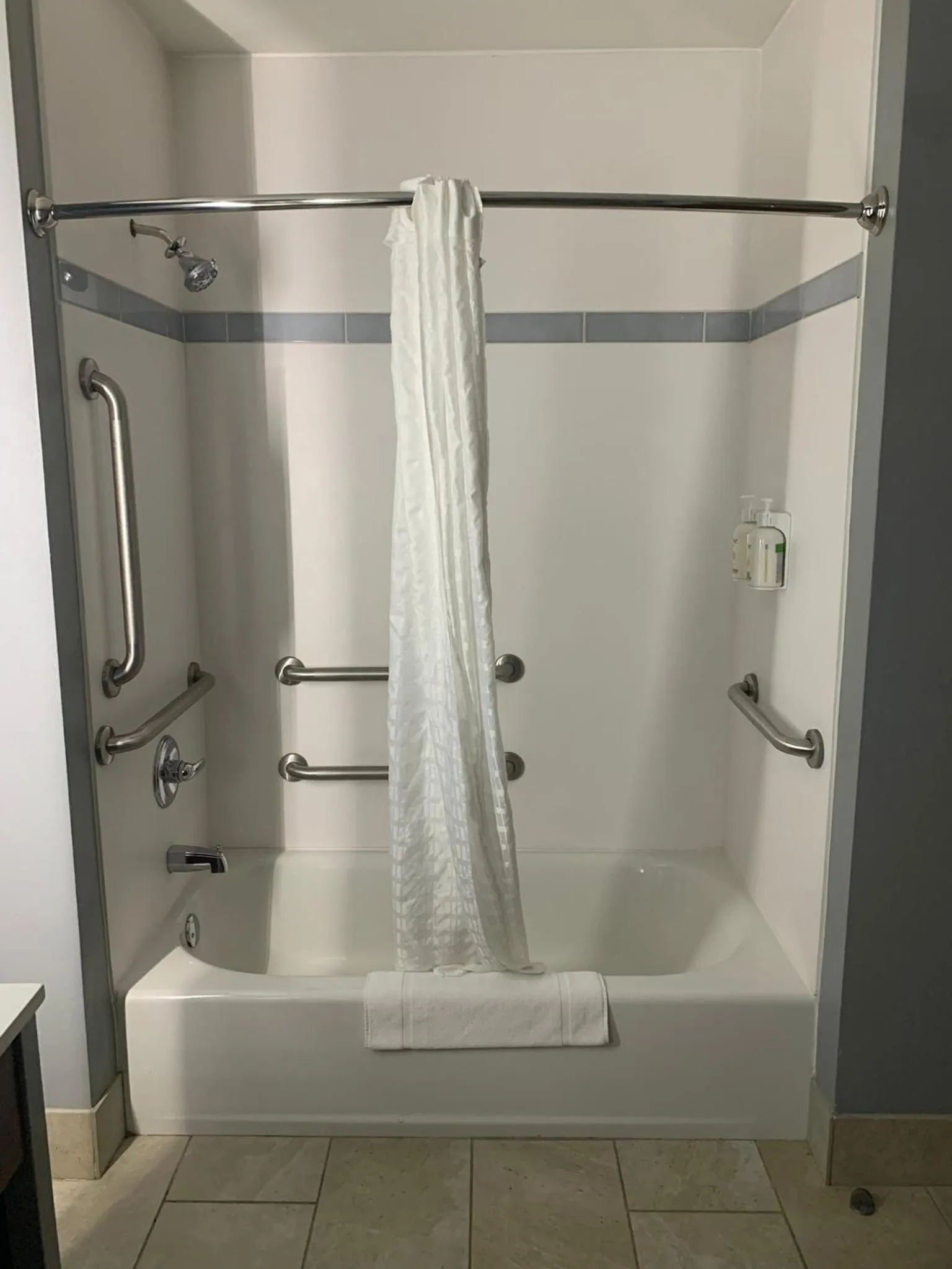 Shower in La Quinta Inn & Suites by Wyndham Louisville NE - Old Henry Rd