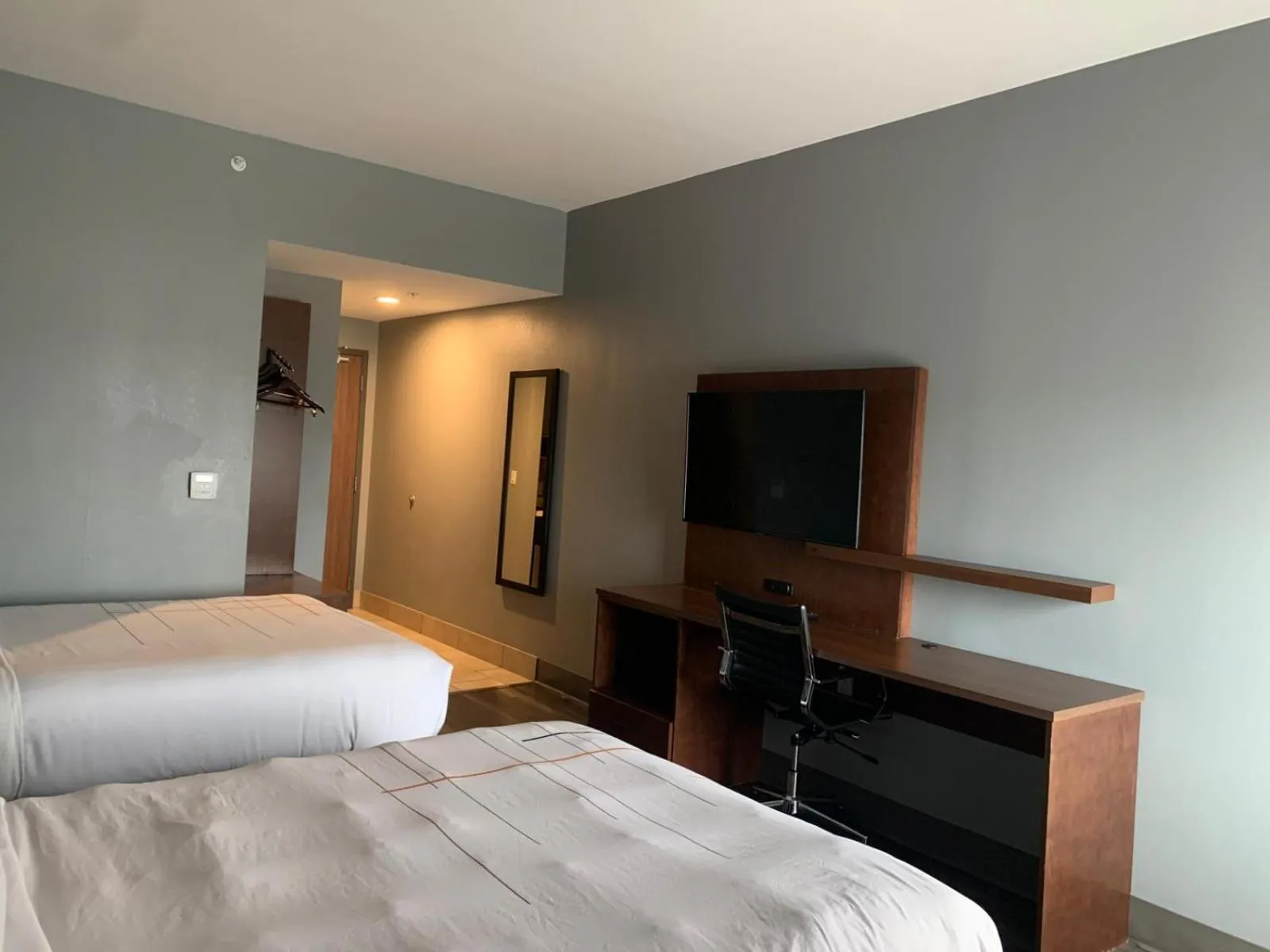 TV and multimedia, Bed in La Quinta Inn & Suites by Wyndham Louisville NE - Old Henry Rd