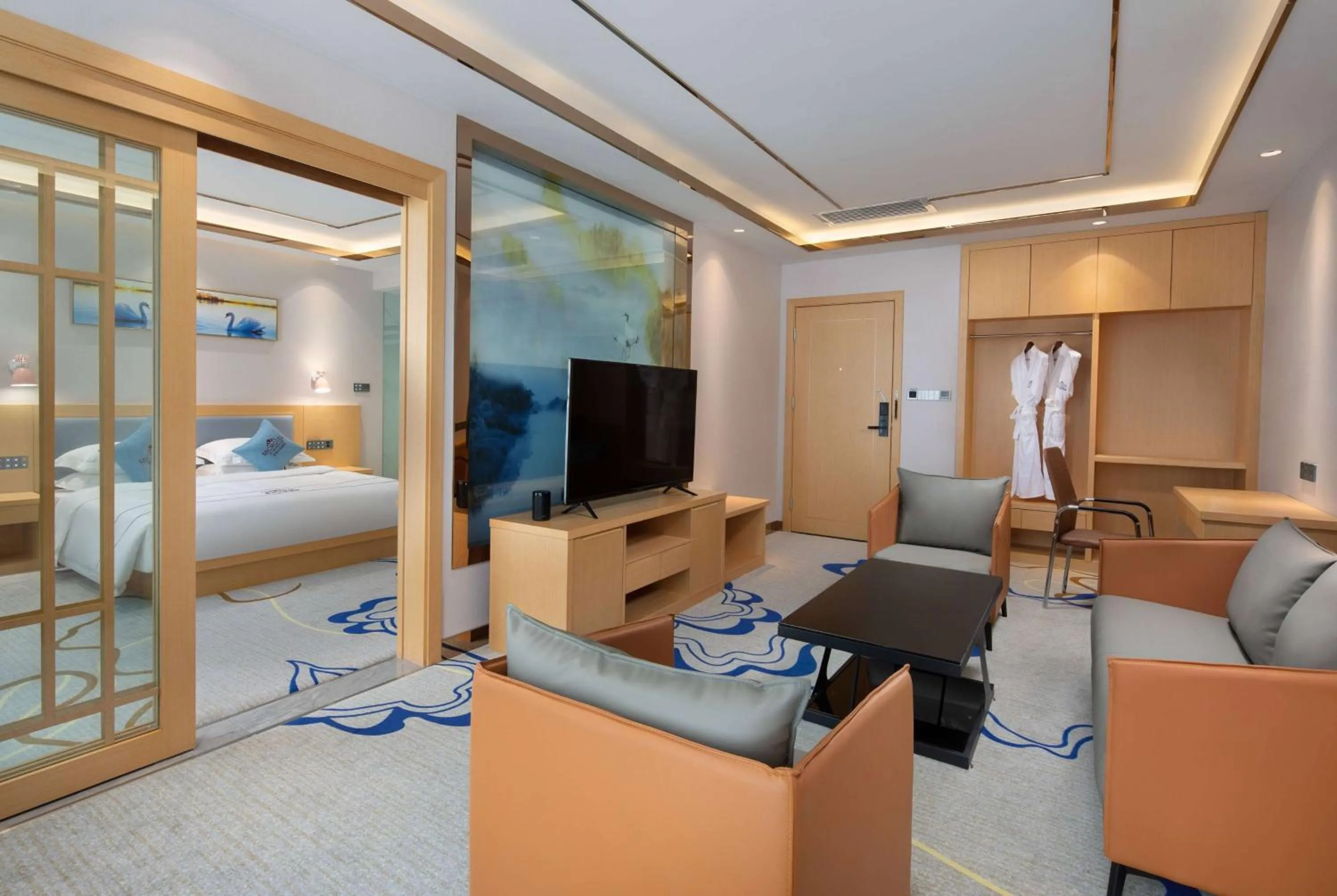 Bed, TV/Entertainment Center in Microtel by Wyndham Lijiang