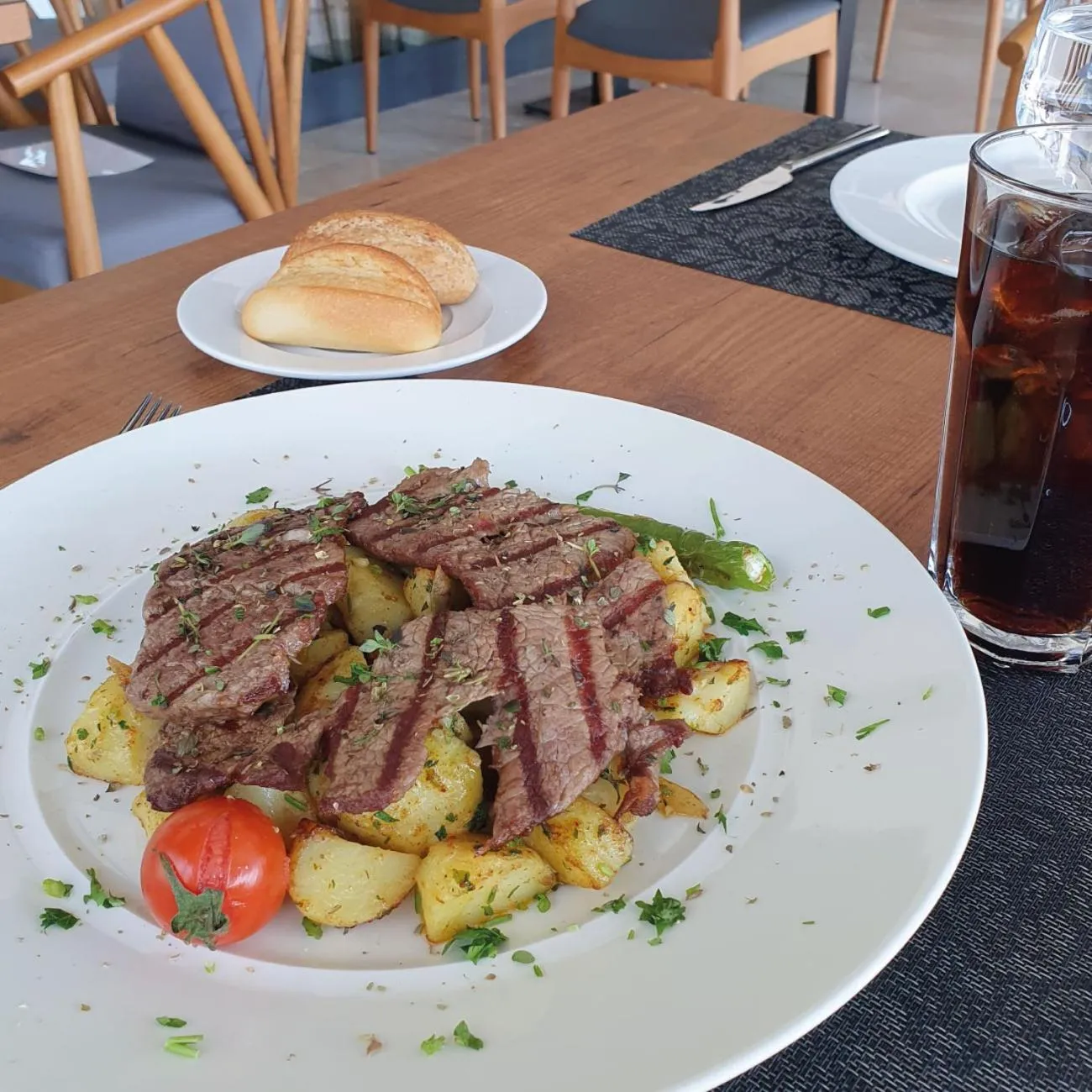 Restaurant/places to eat in Ramada by Wyndham Izmir Aliaga