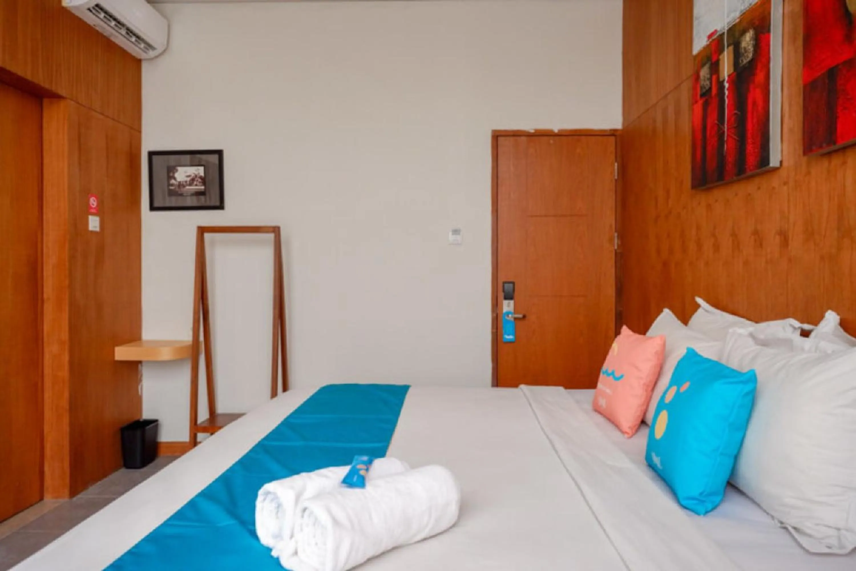 Bedroom, Bed in Sans Hotel Ekkon Yogyakarta by Reddoorz