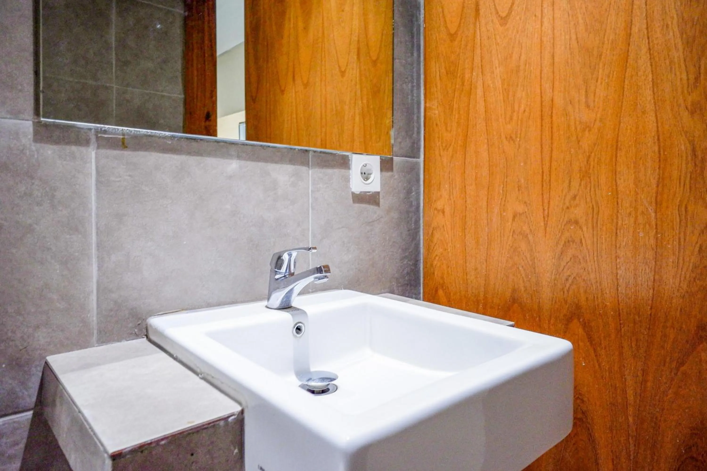 Bathroom in Sans Hotel Ekkon Yogyakarta by Reddoorz