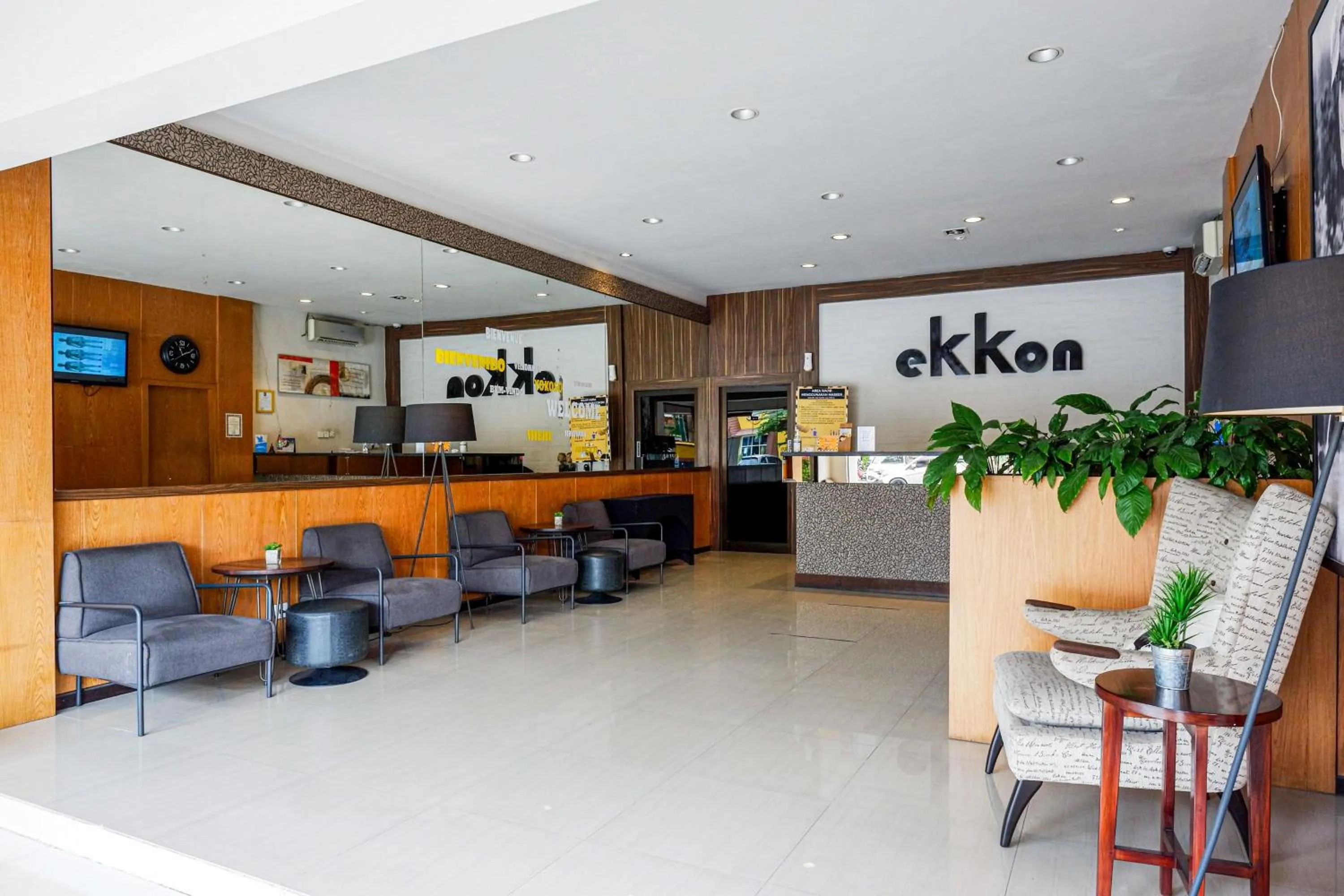 Lobby or reception in Sans Hotel Ekkon Yogyakarta by Reddoorz