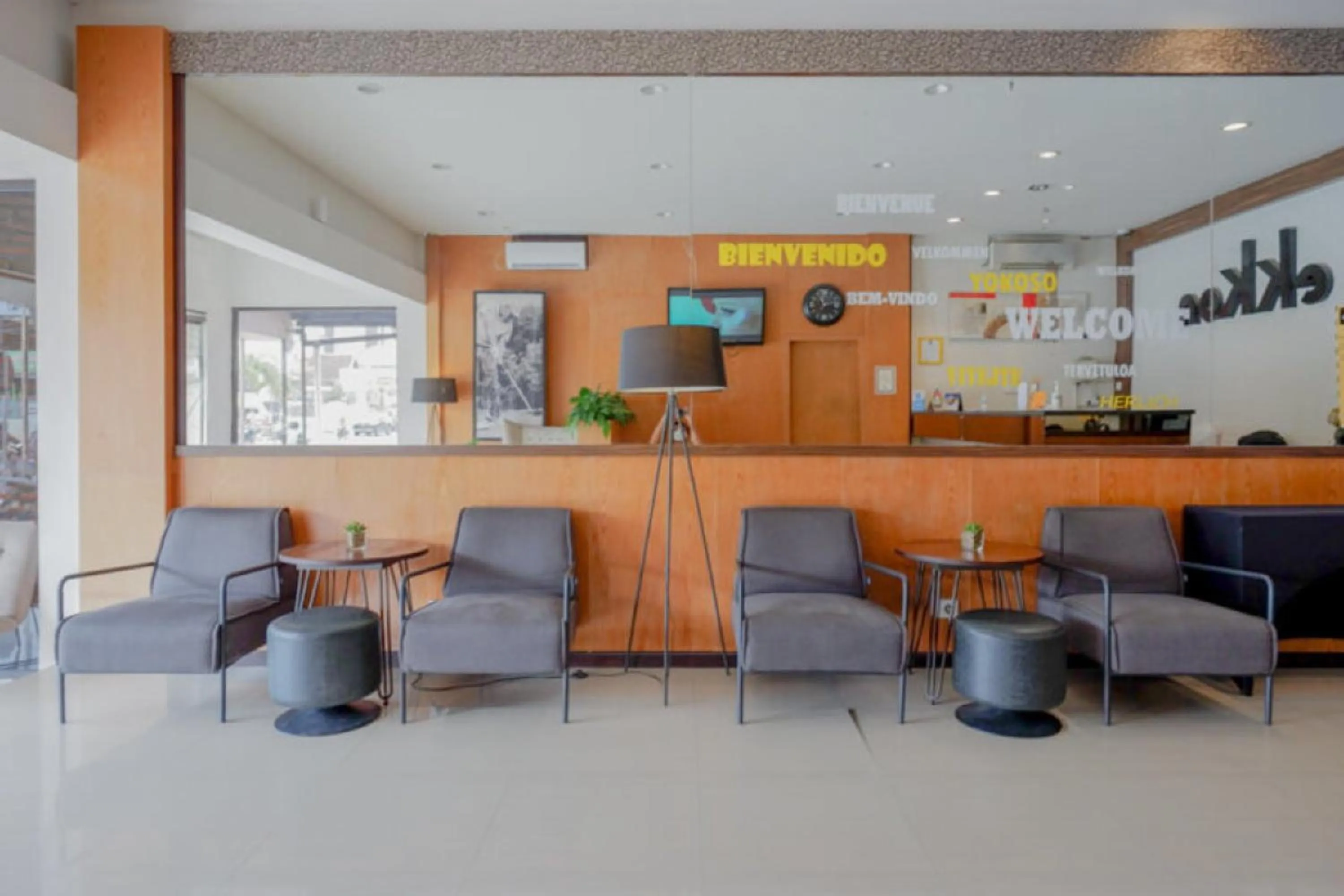 Lobby or reception in Sans Hotel Ekkon Yogyakarta by Reddoorz
