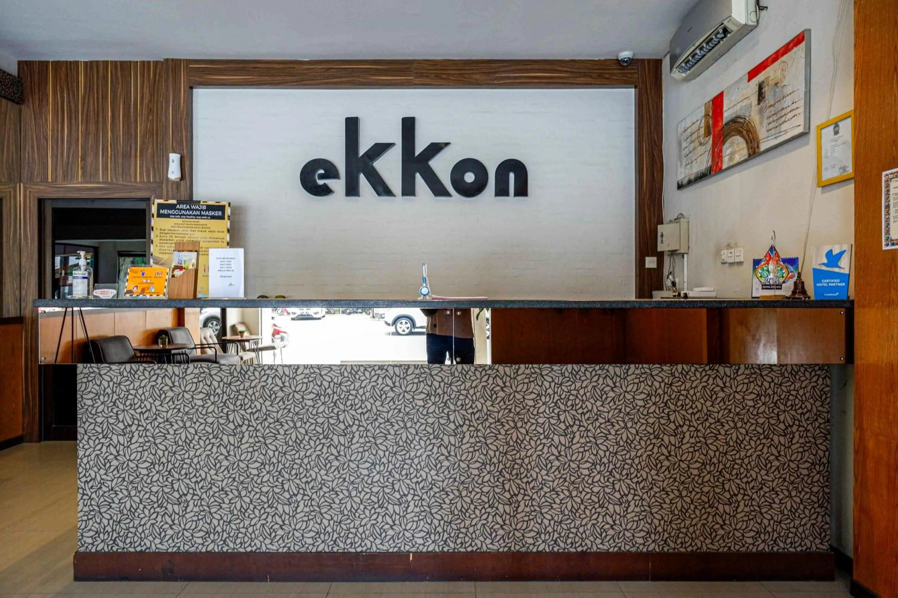 Lobby or reception in Sans Hotel Ekkon Yogyakarta by Reddoorz