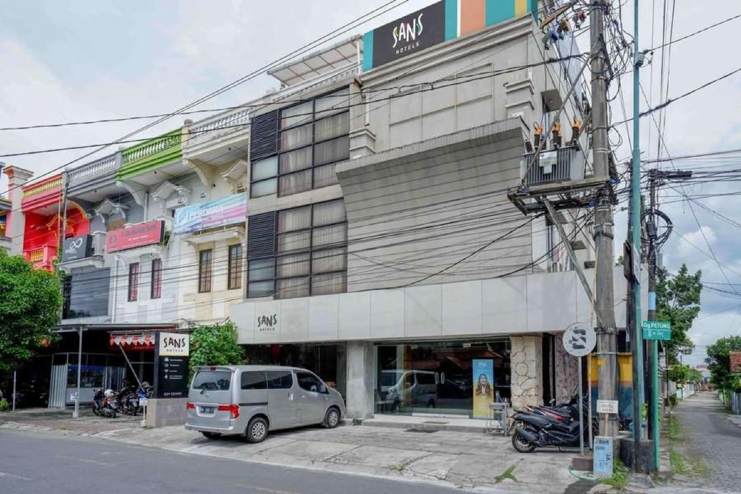 Facade/entrance in Sans Hotel Ekkon Yogyakarta by Reddoorz