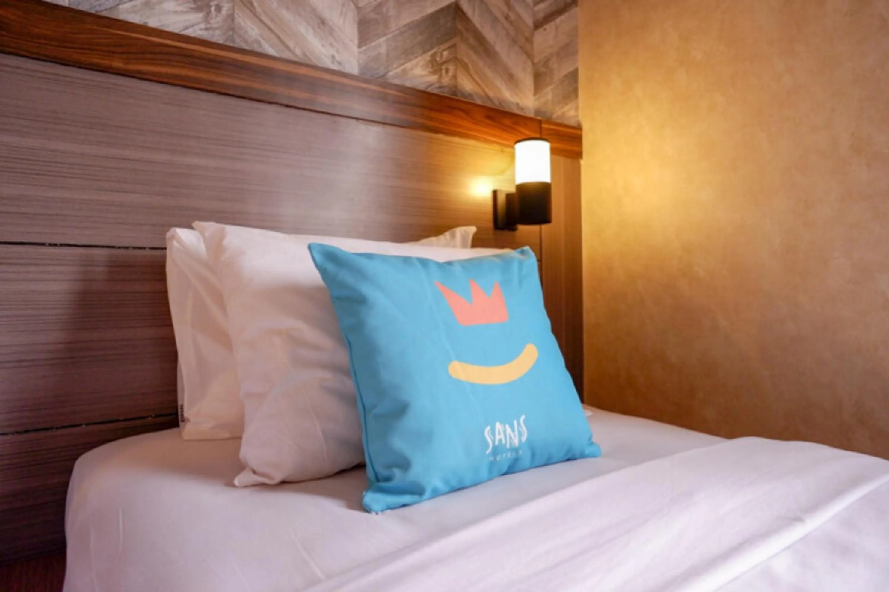 Bed in Sans Hotel Ekkon Yogyakarta by Reddoorz