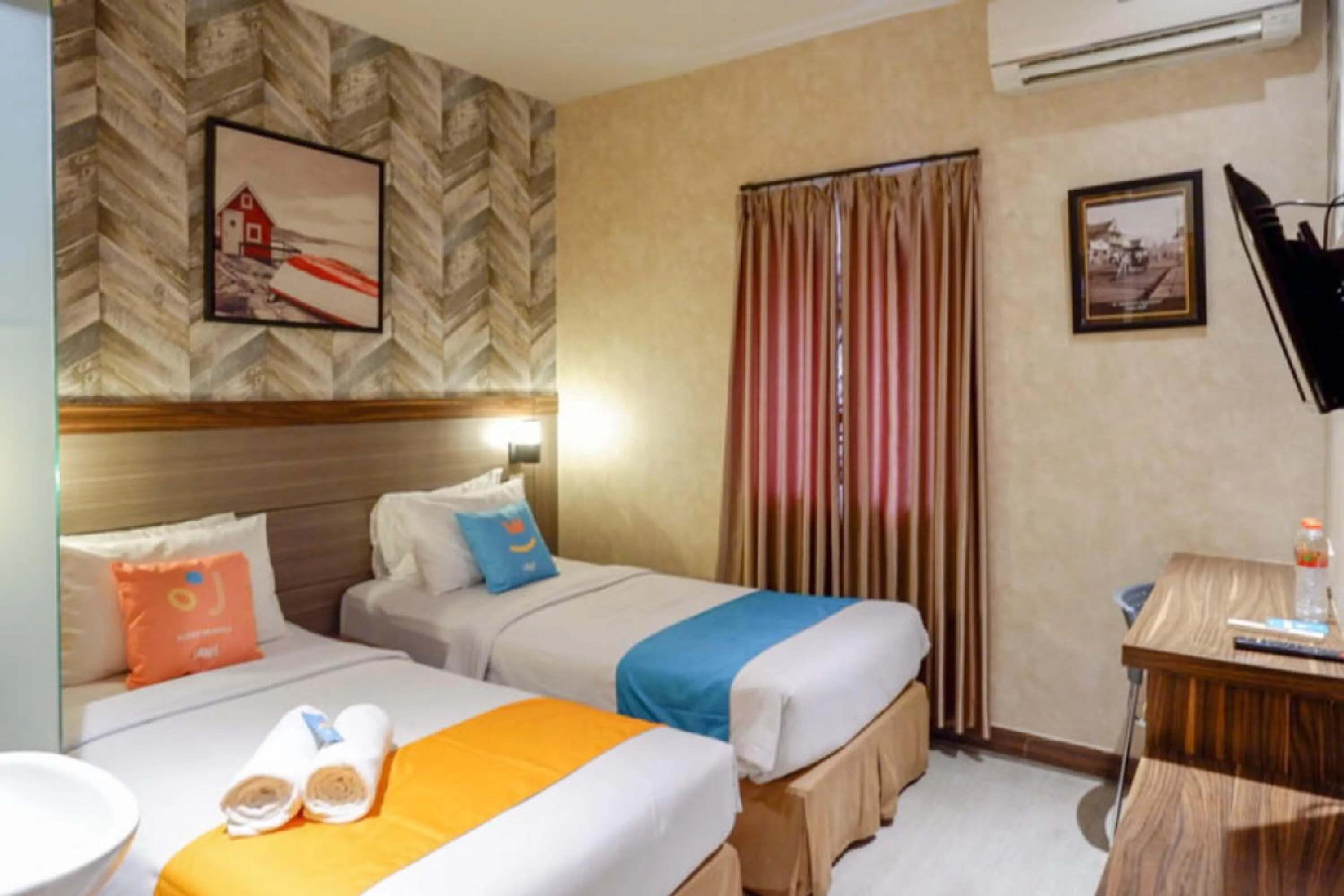 Bed in Sans Hotel Ekkon Yogyakarta by Reddoorz