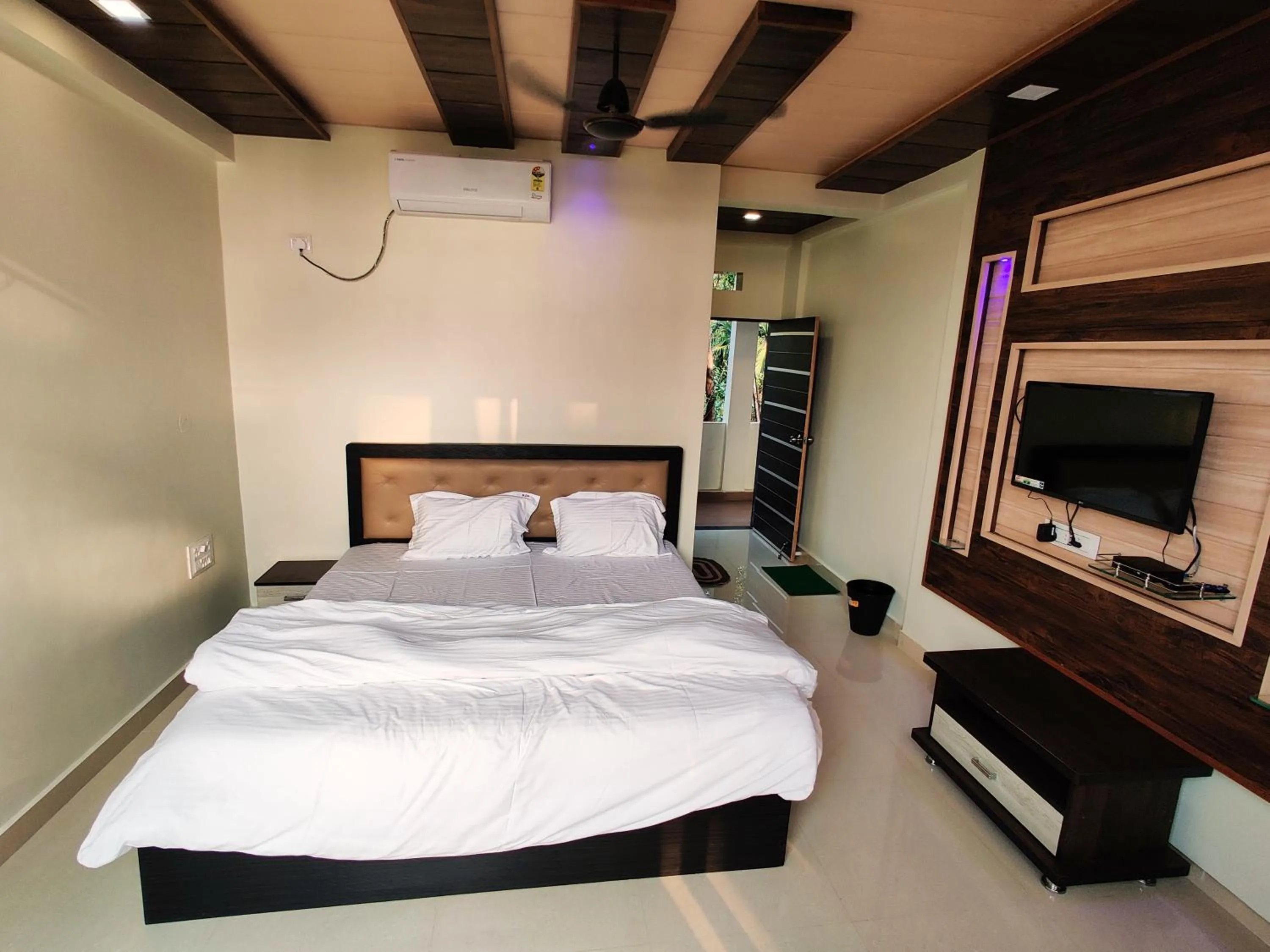 Bed in Happy Days Diveagar