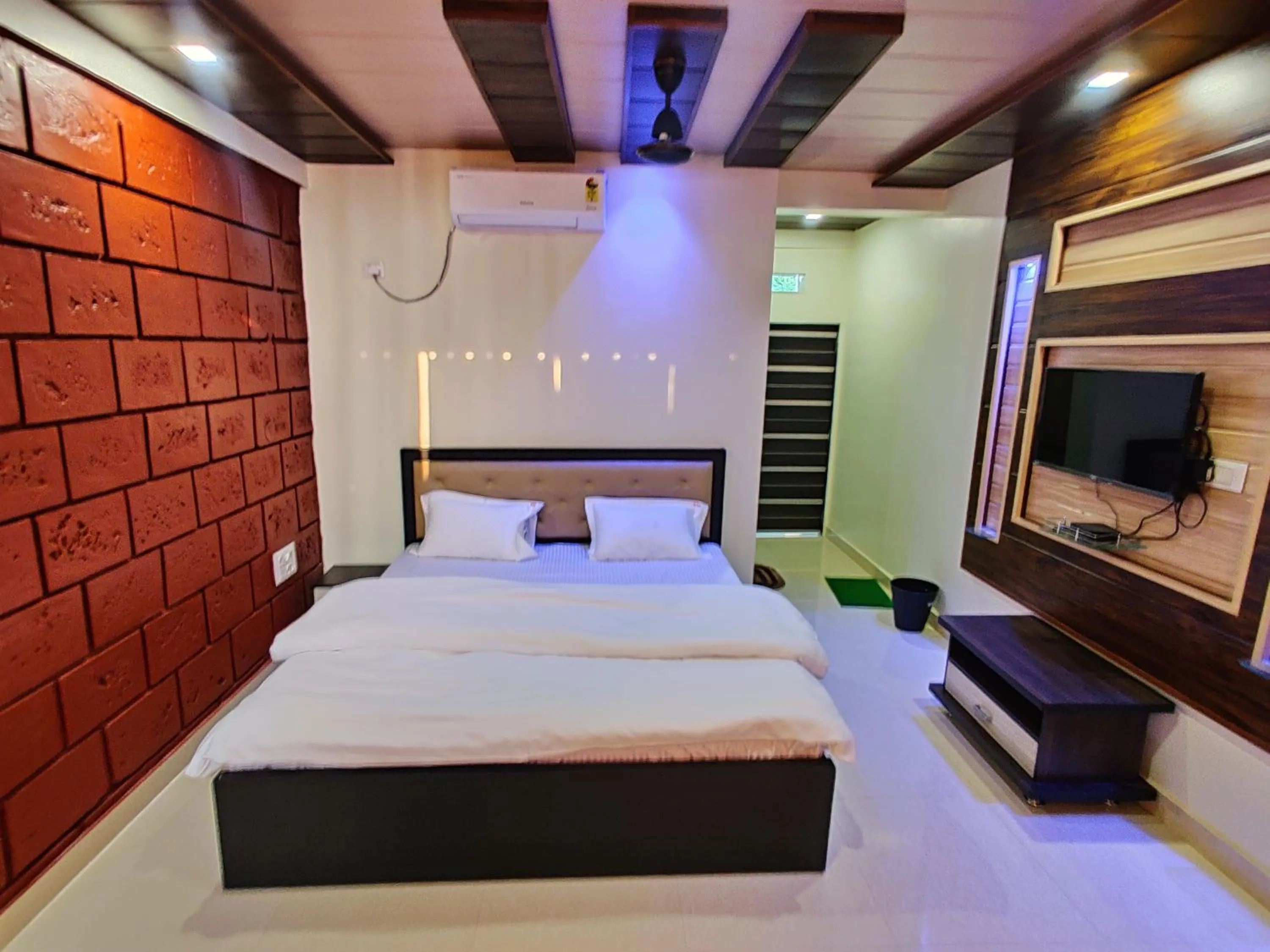 Bed in Happy Days Diveagar