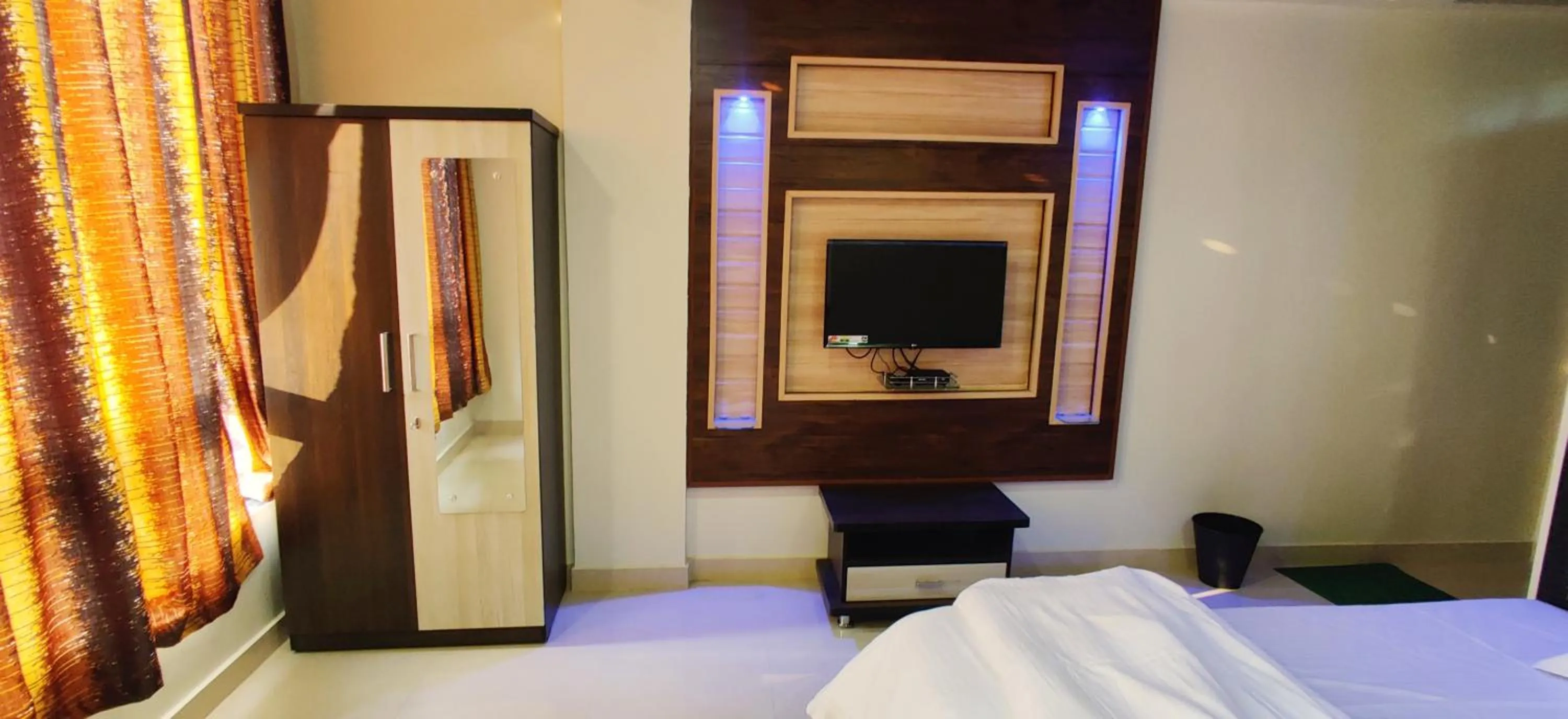 Bed in Happy Days Diveagar