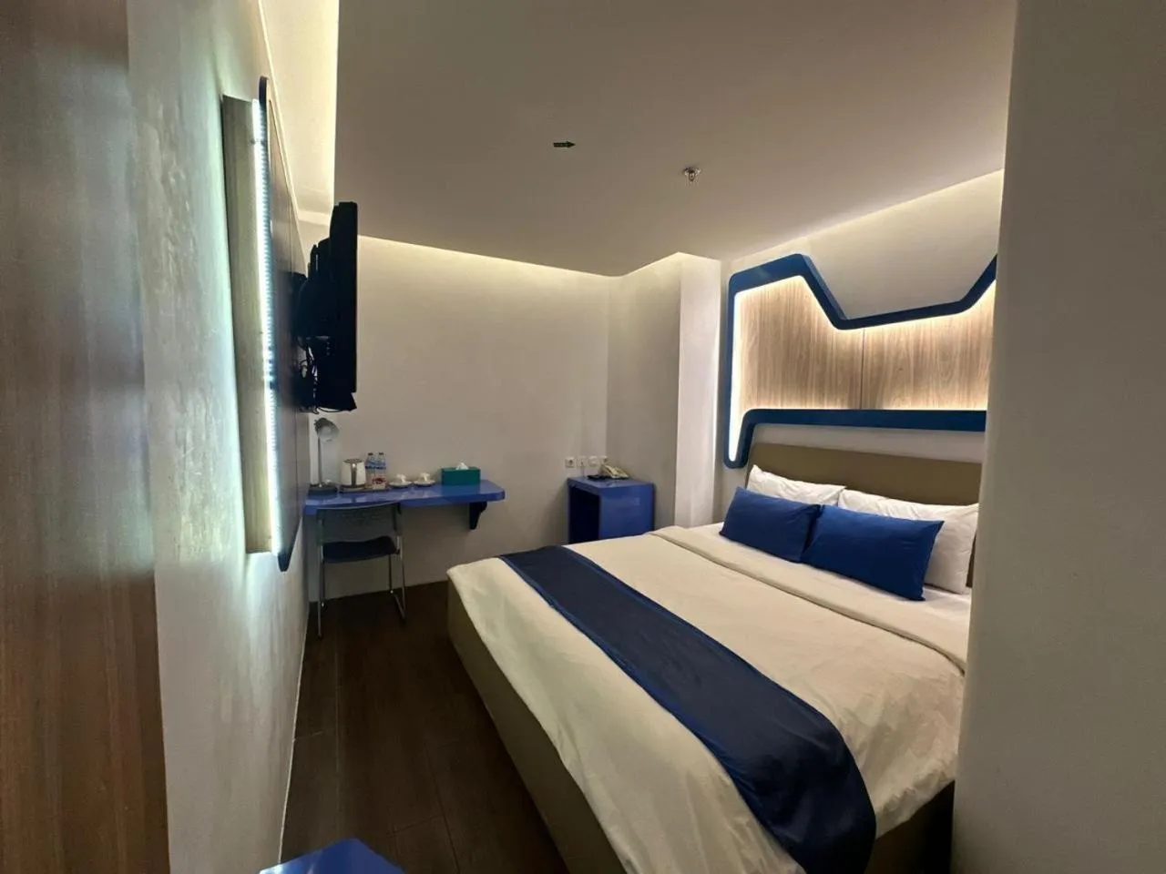 Toilet, Bed in Golden Palace Hotel