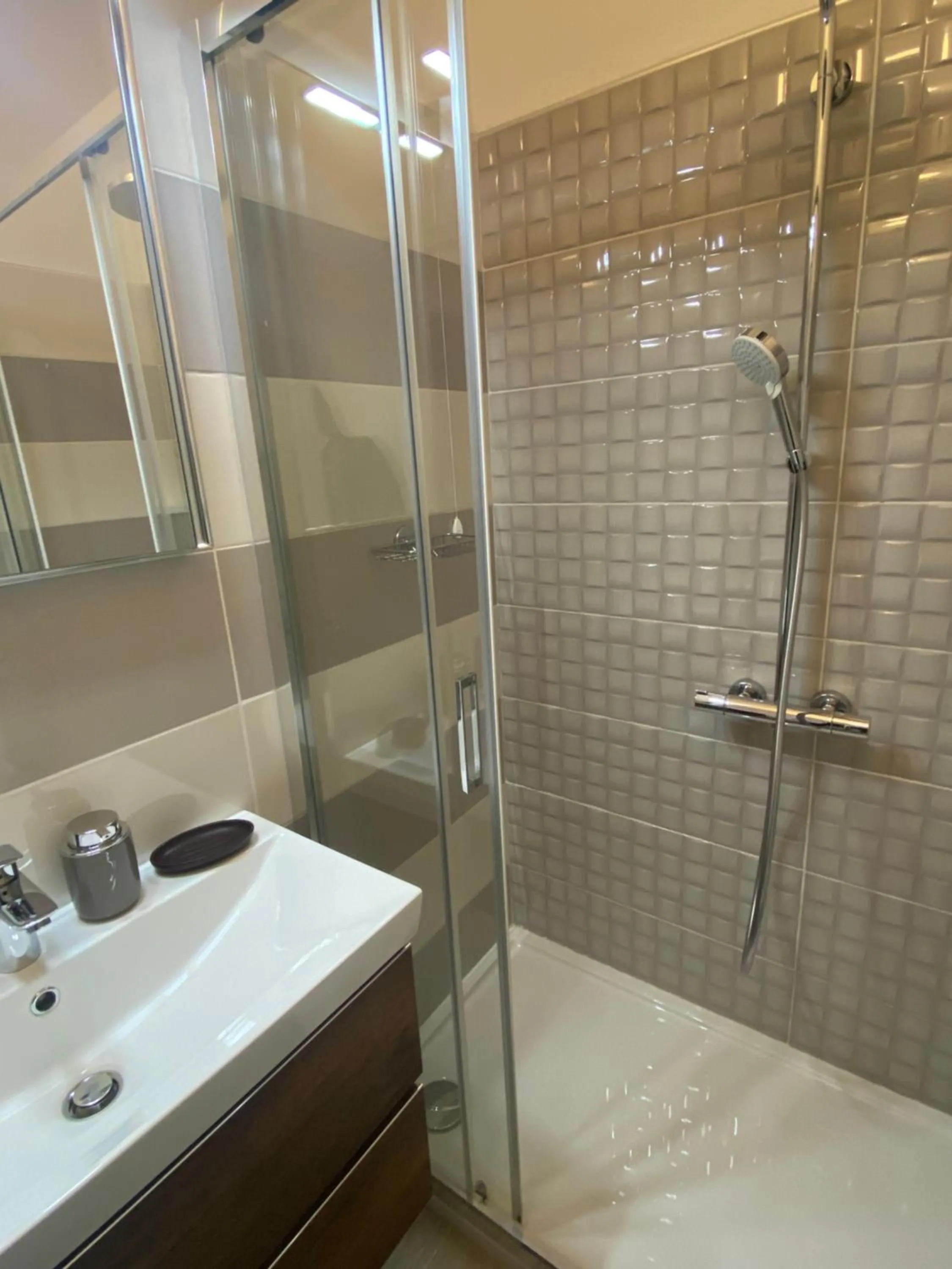 Bathroom in Iola Rooms - Q9416