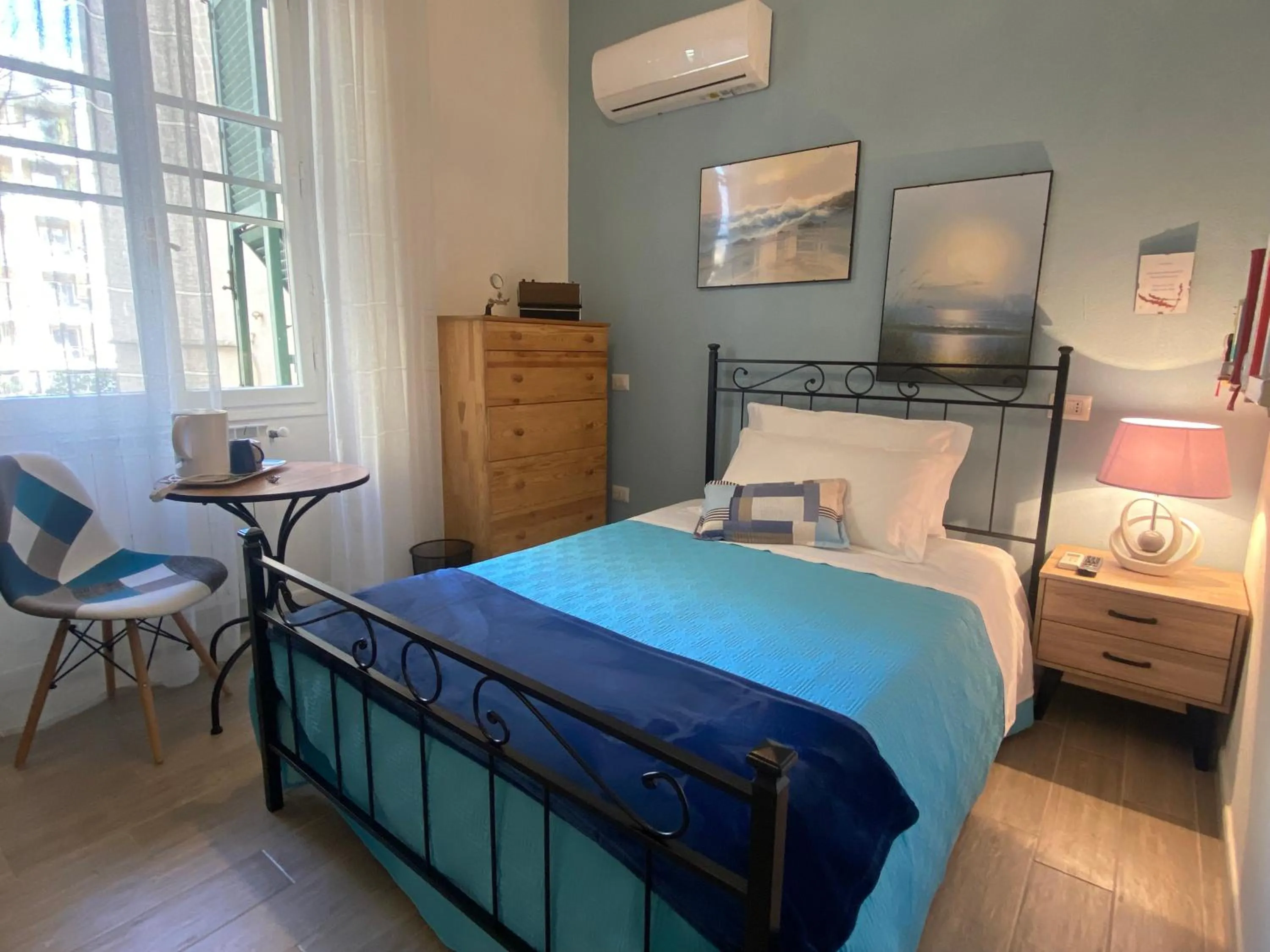 Bed in Iola Rooms - Q9416