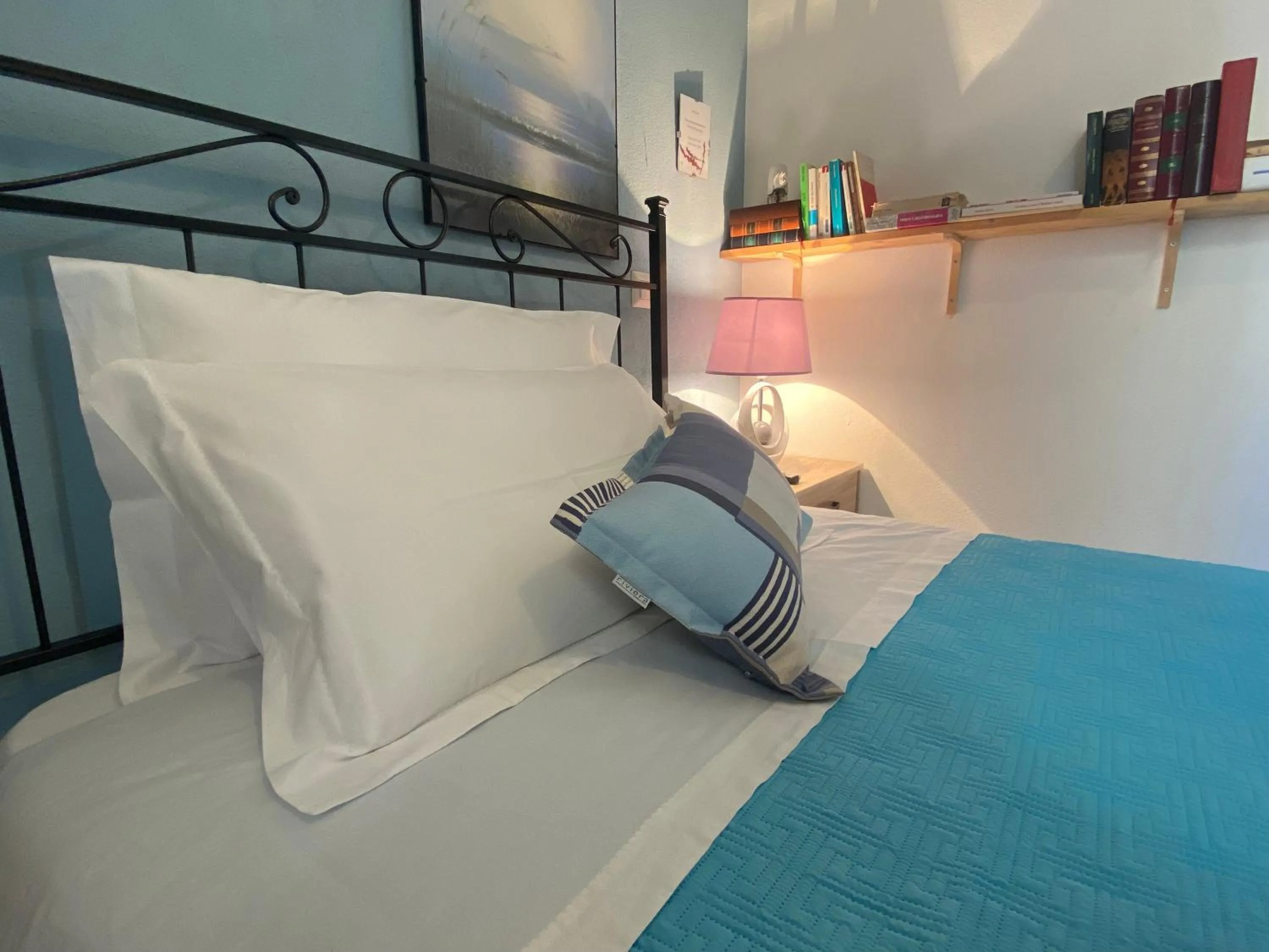 Bed in Iola Rooms - Q9416