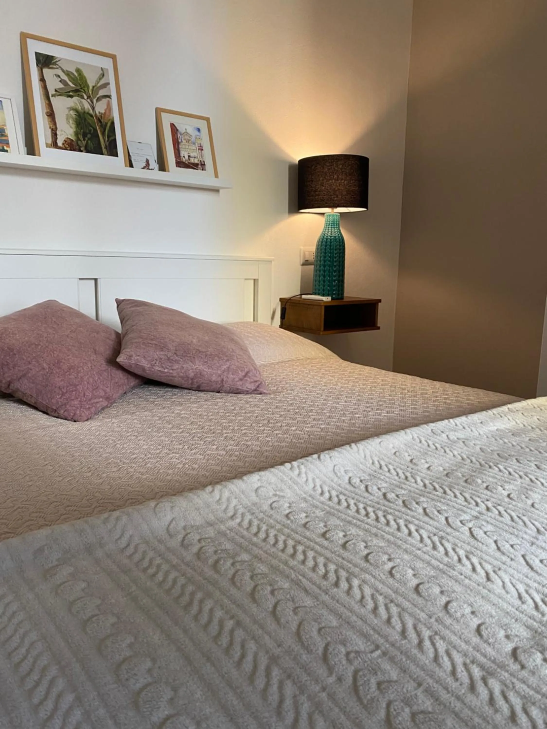 Bed in Iola Rooms - Q9416