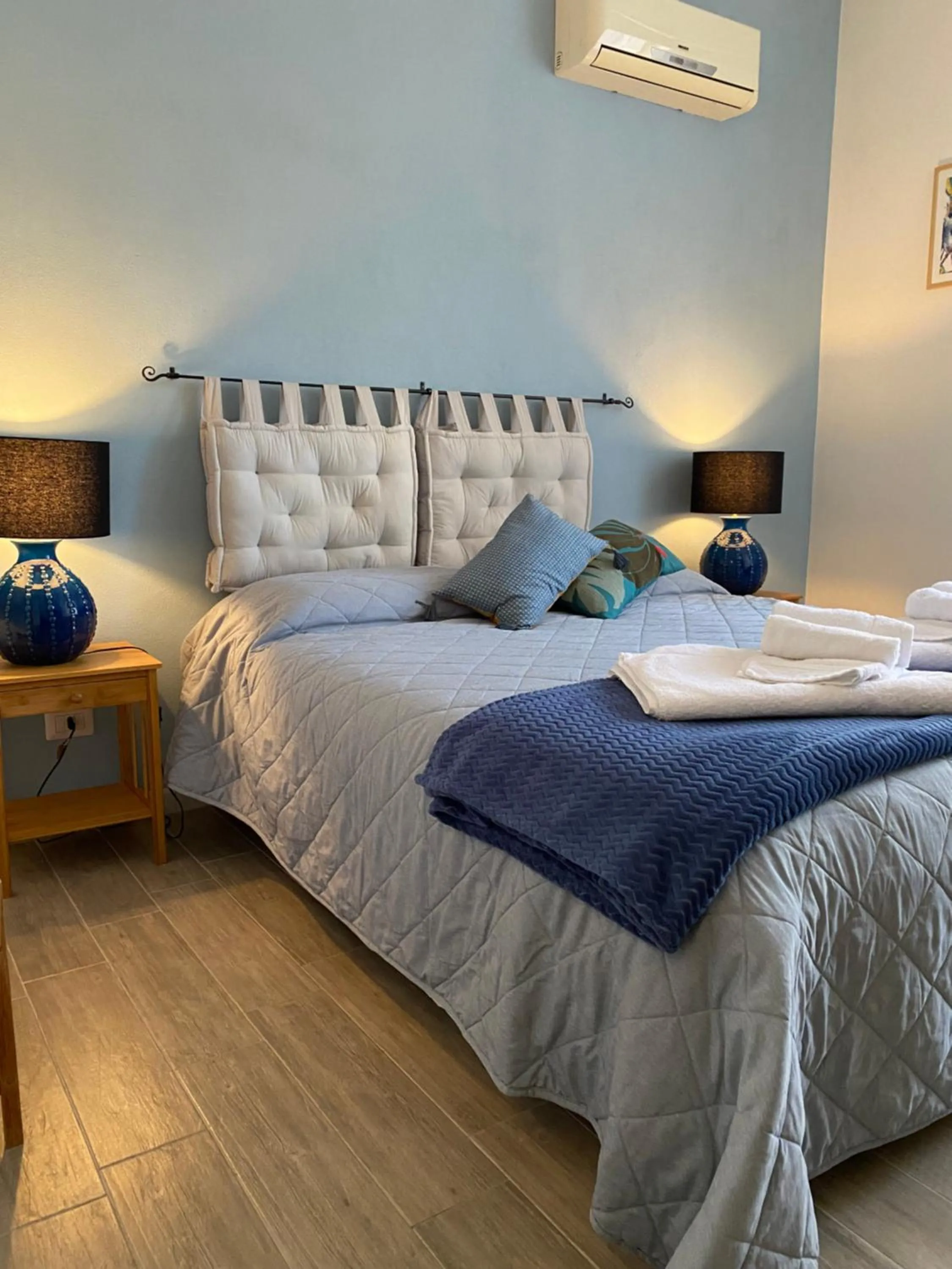 Bed in Iola Rooms - Q9416