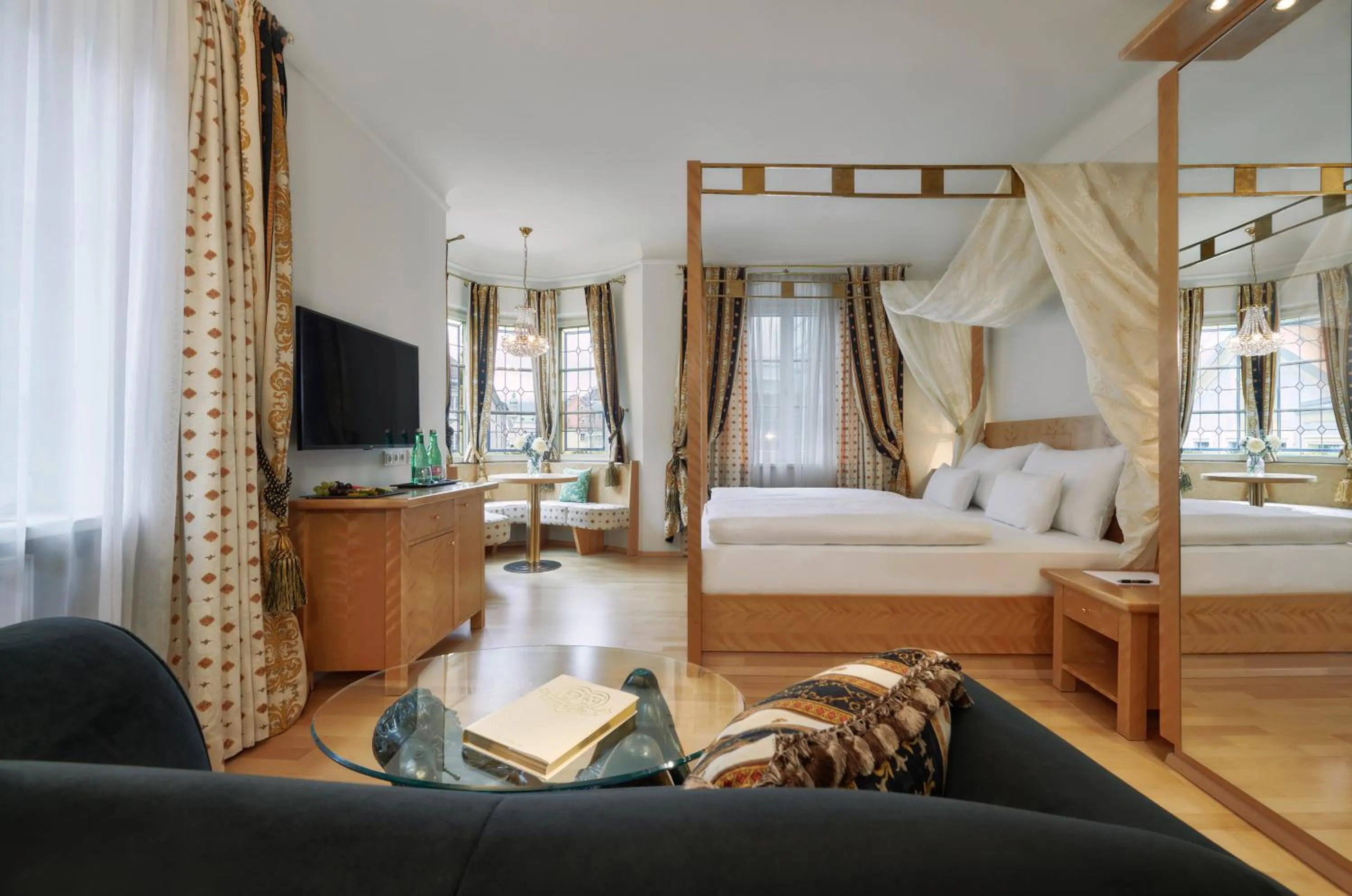 Living room, Bed in Hotel Schwarzer Adler Innsbruck