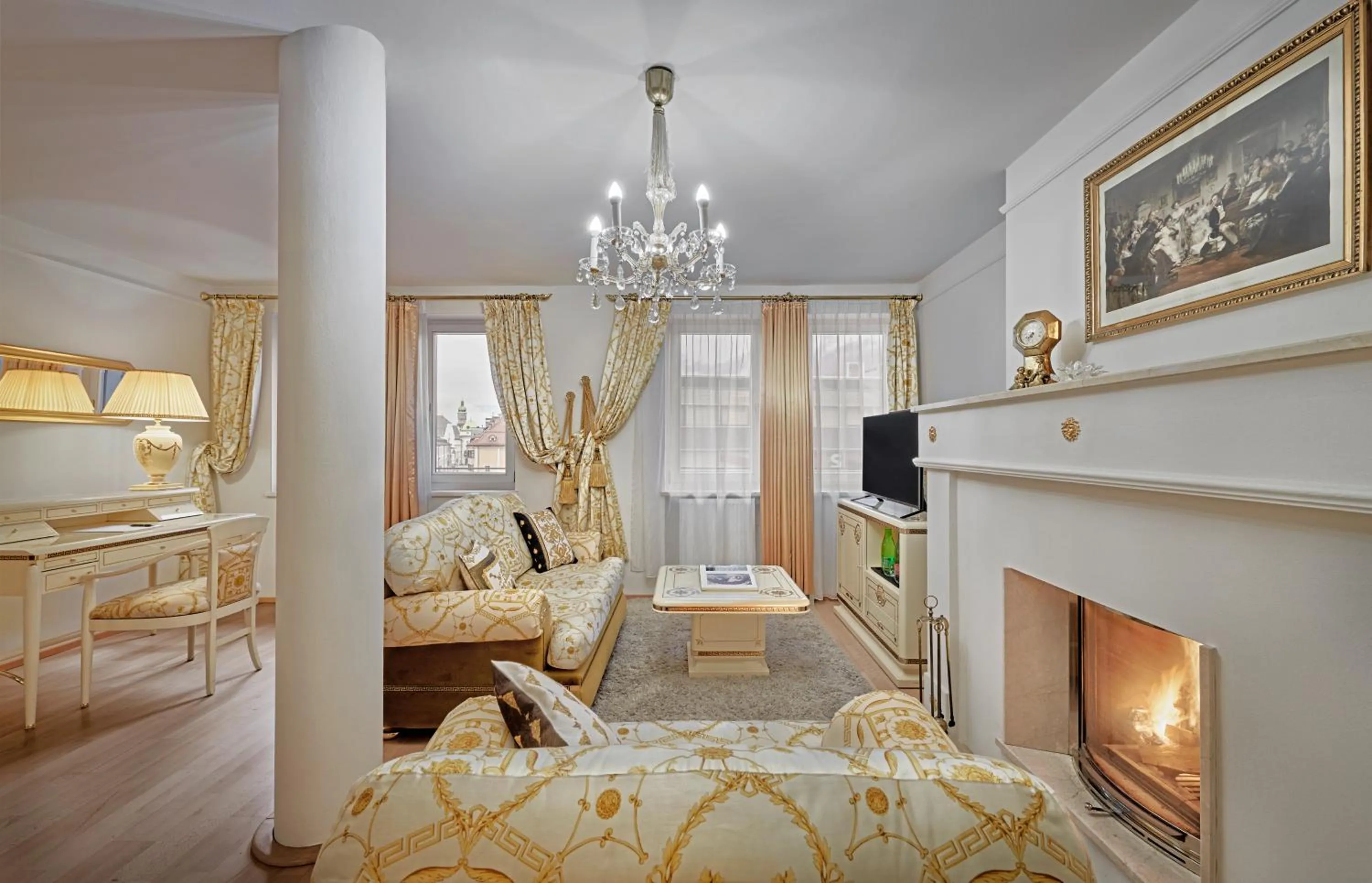 Living room, Bed in Hotel Schwarzer Adler Innsbruck