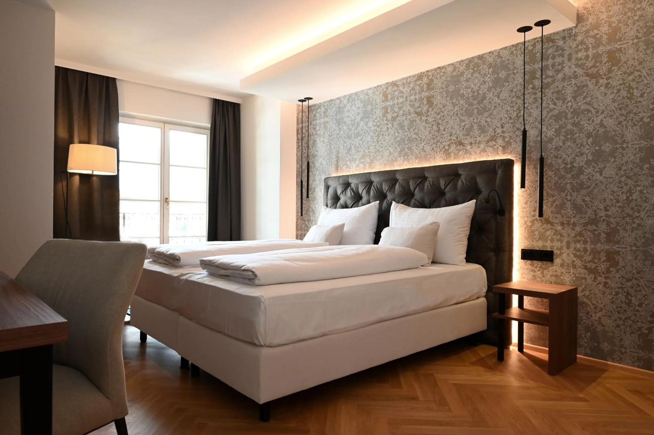 Bedroom, Bed in Hotel Schwarzer Adler Innsbruck