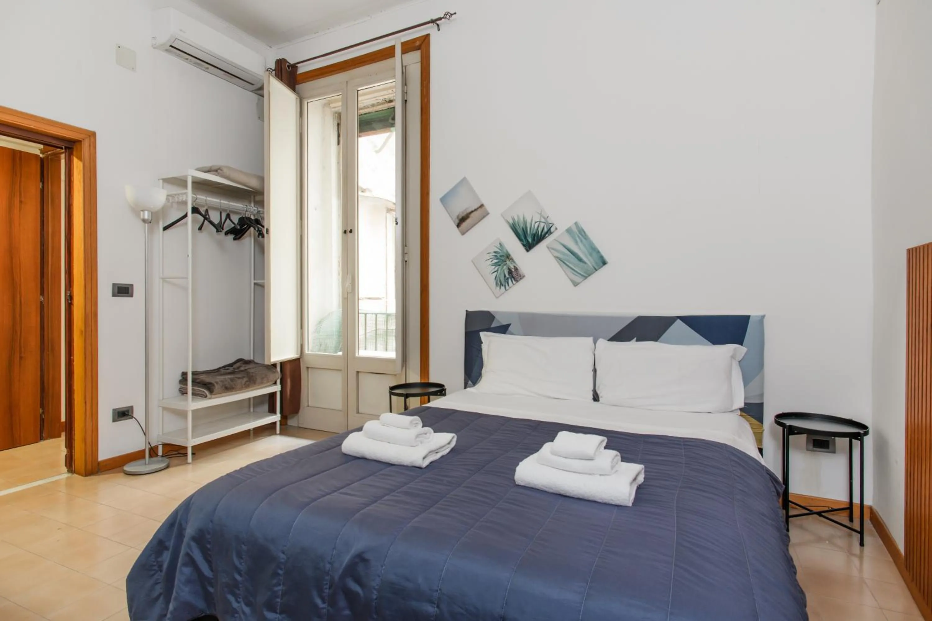 Photo of the whole room, Bed in Inside Chiaia Rooms