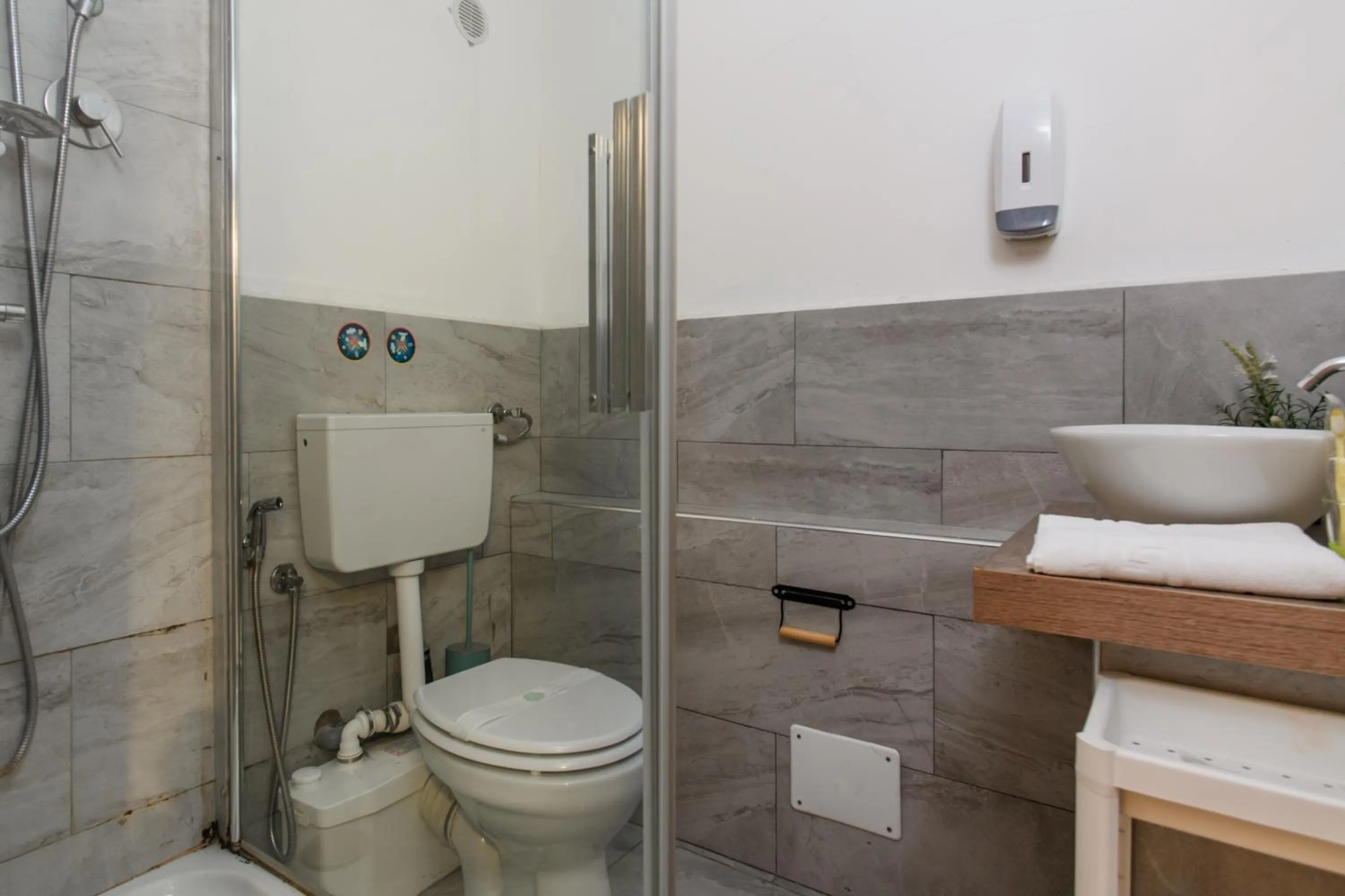 Bathroom in Inside Chiaia Rooms