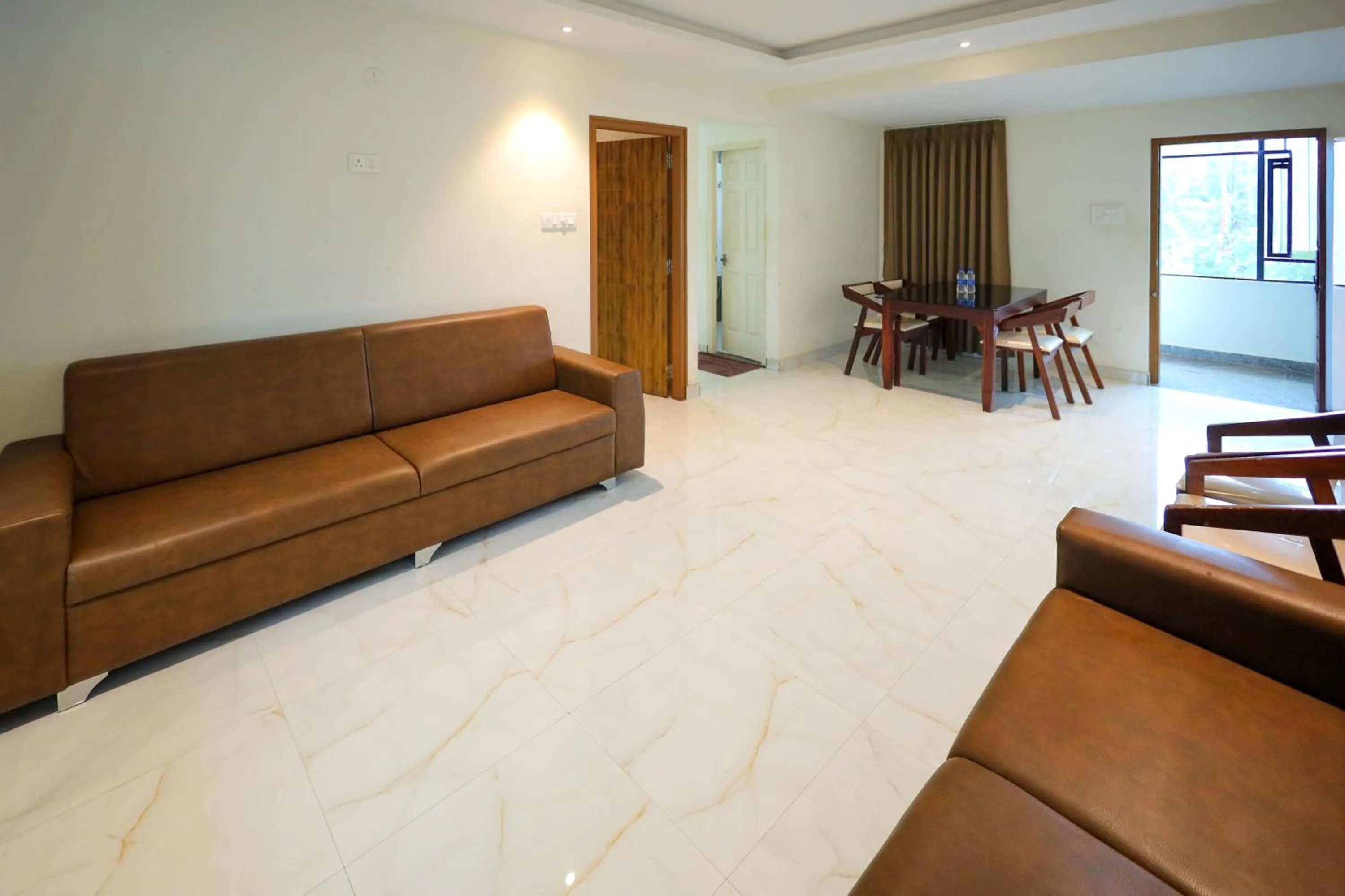 Living room in Adyar Plaza Inn by RAK Rooms, Mangaluru