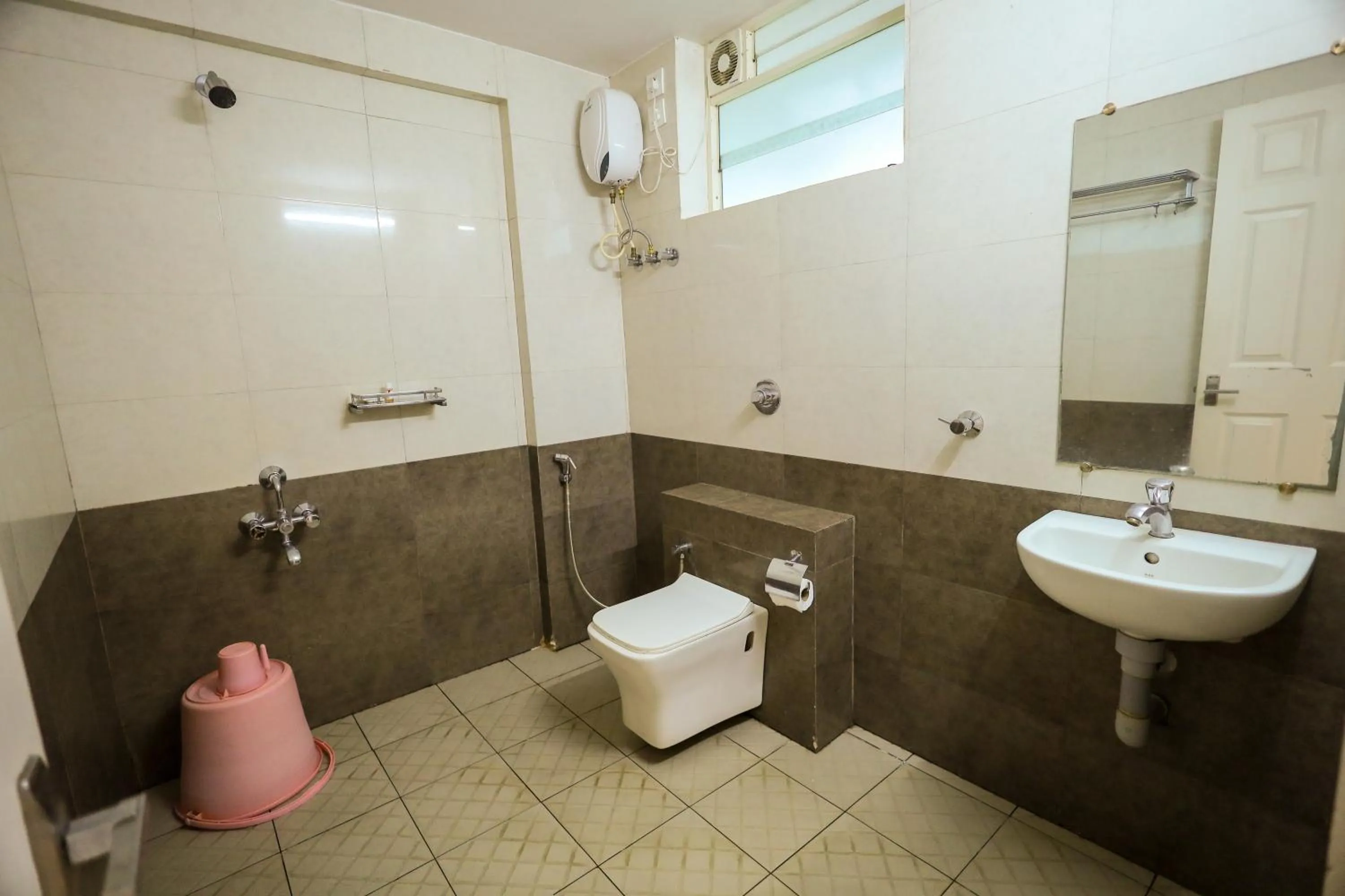 Bathroom in Adyar Plaza Inn by RAK Rooms, Mangaluru