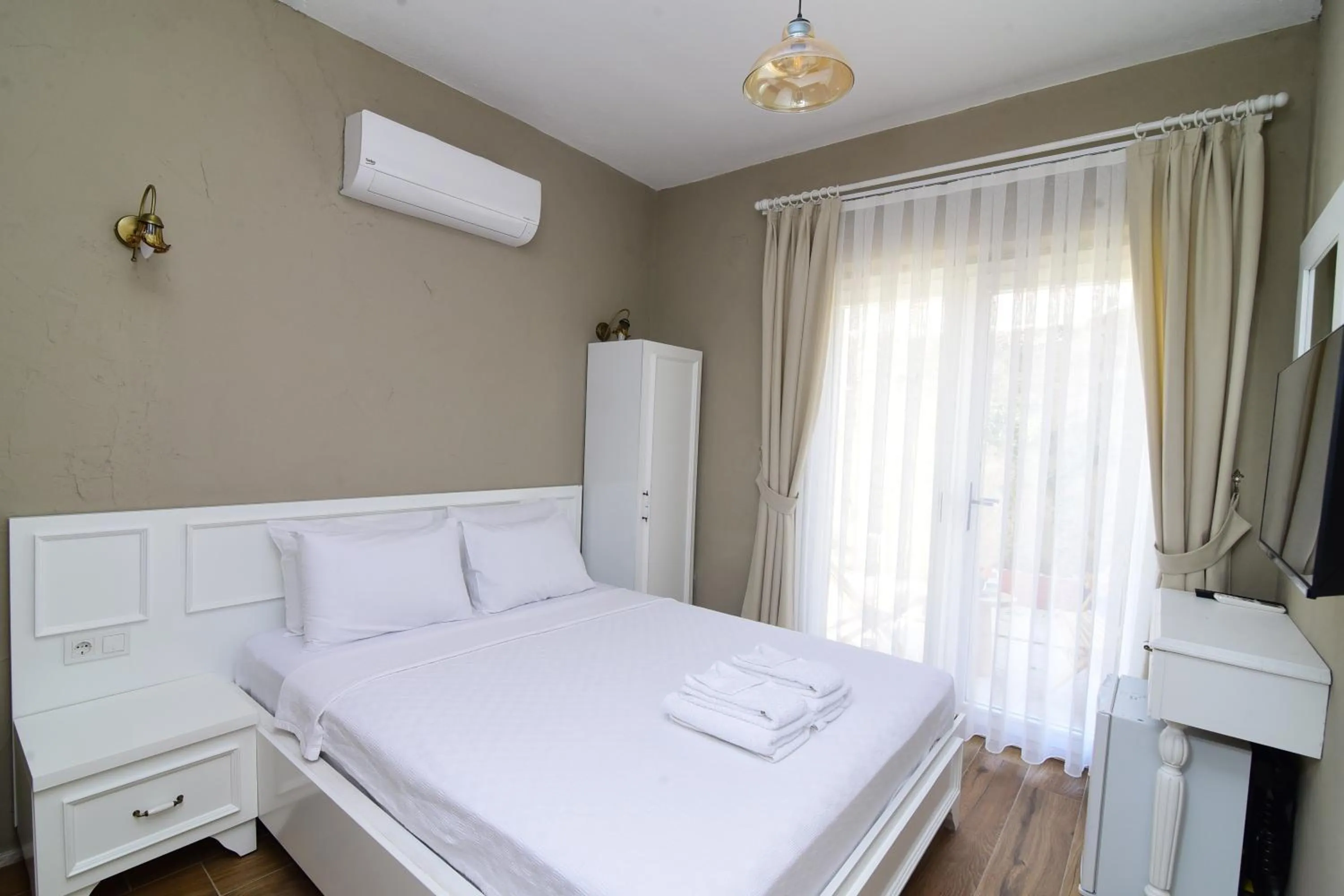 Photo of the whole room, Bed in Jardin d'Azur Alaçatı