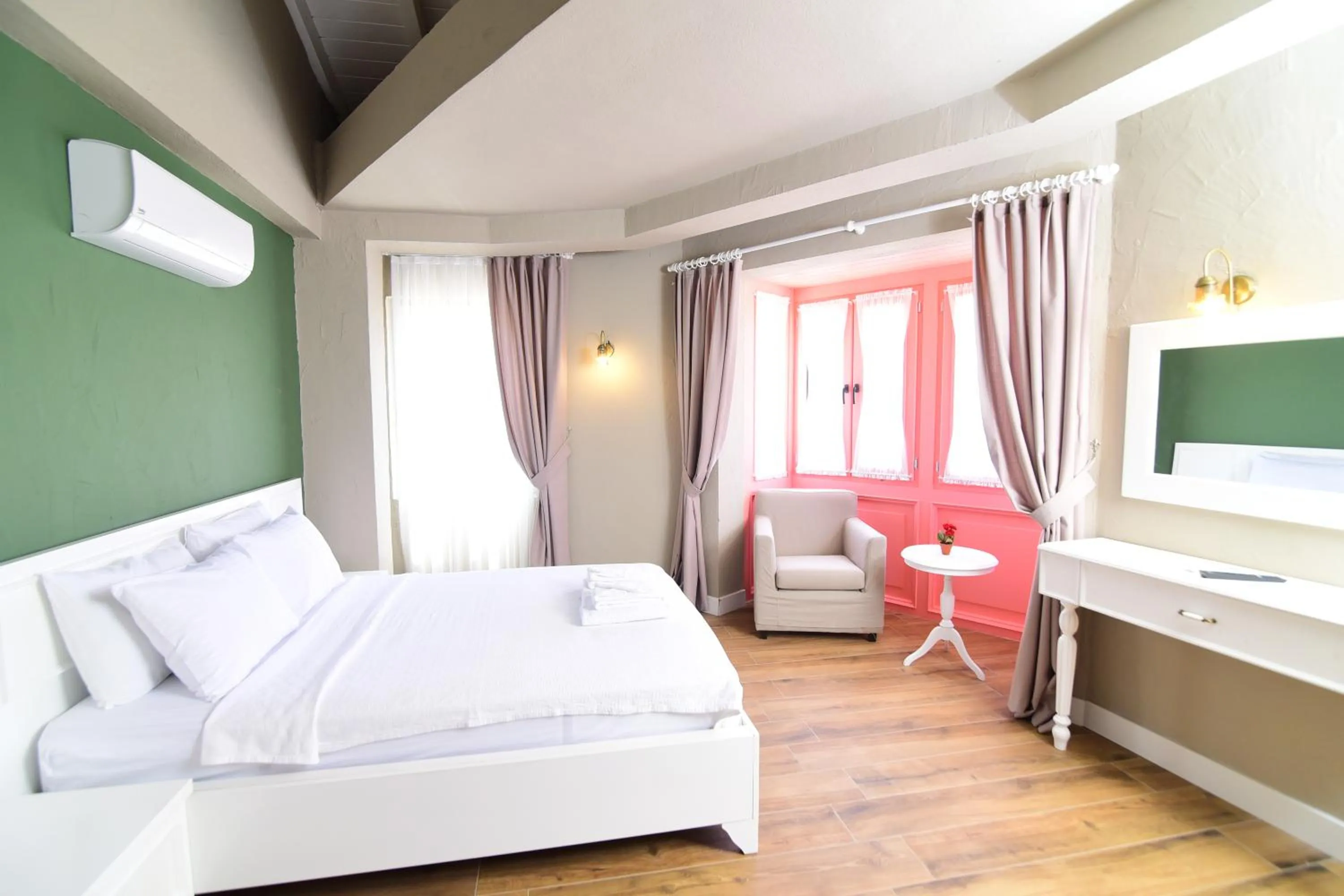 Photo of the whole room, Bed in Jardin d'Azur Alaçatı