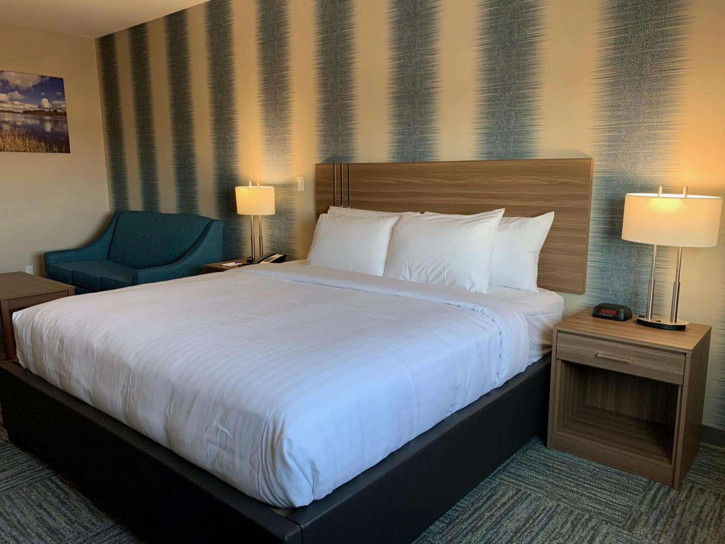 Bedroom, Bed in Meridian Inn & Suites Regina Airport