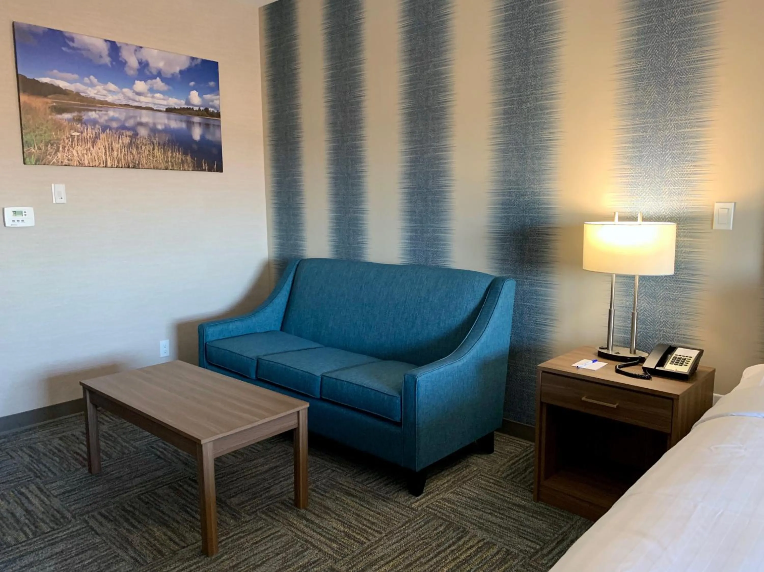 Living room, Bed in Meridian Inn & Suites Regina Airport