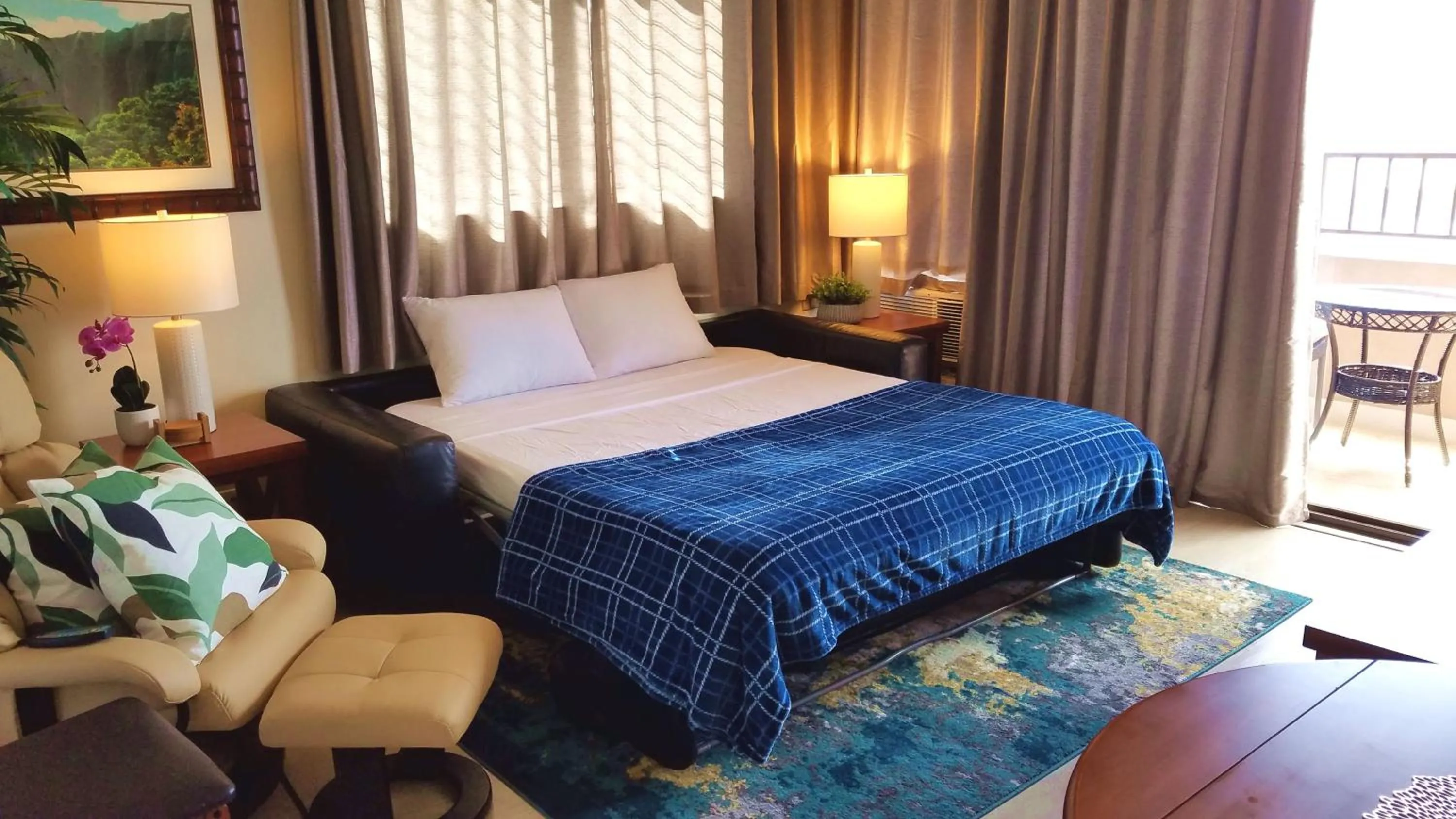 Bed in Waikiki Kuhio 1-bedrm Apt, Ocean view, Free Parking & Wifi