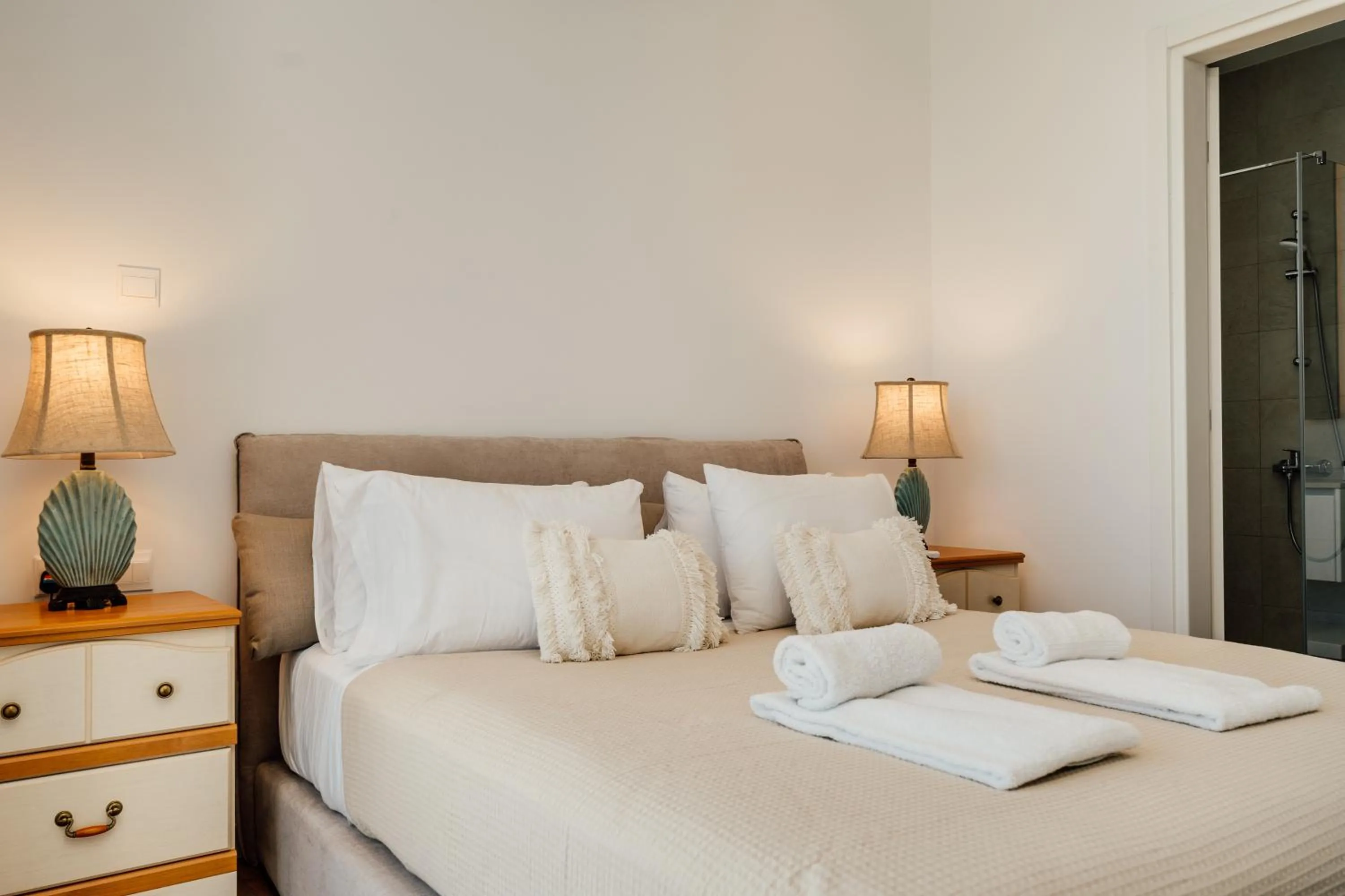 Bed in Periyiali Konnos Villas Beach Resort