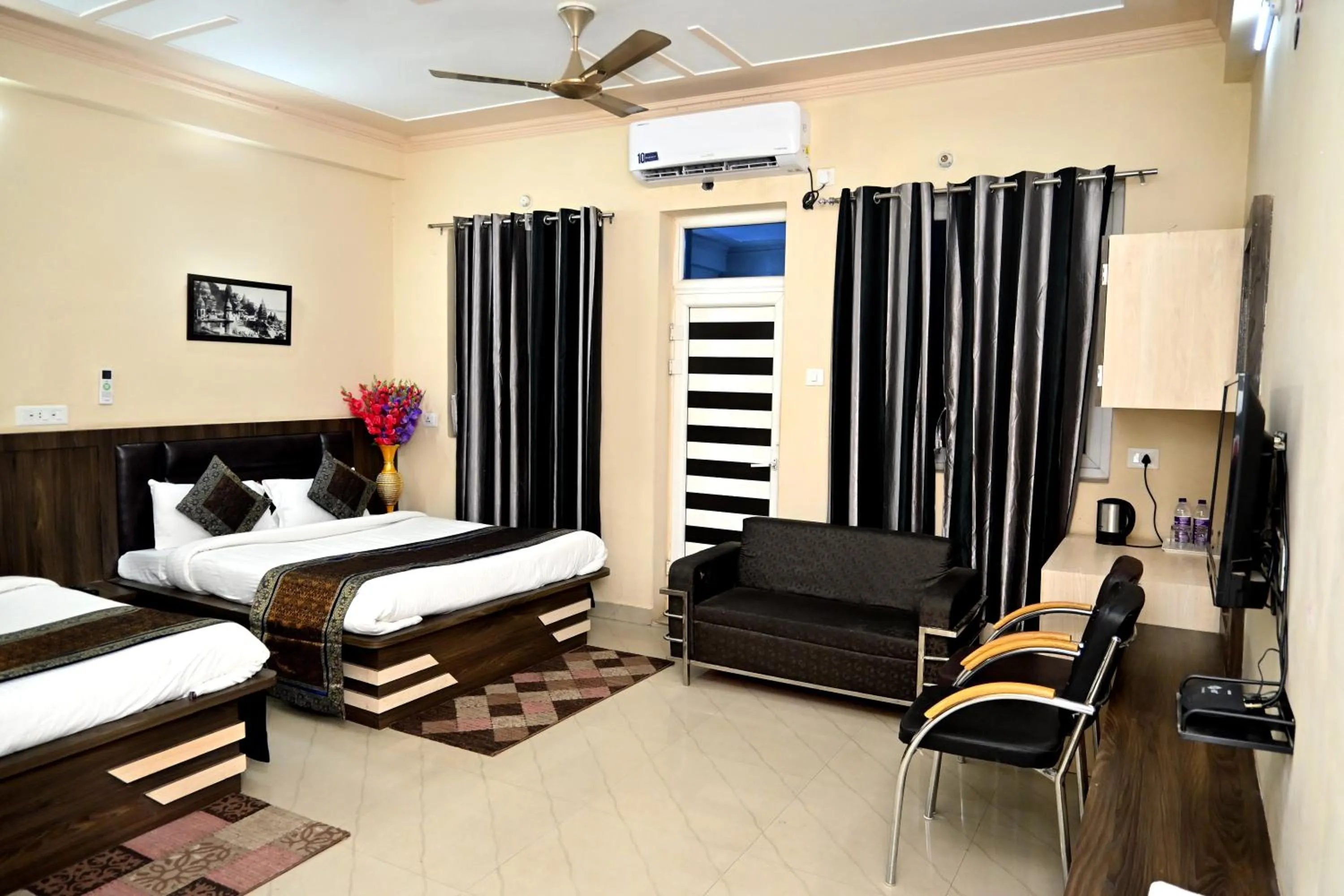 Bedroom, Bed in Hotel KB Palace