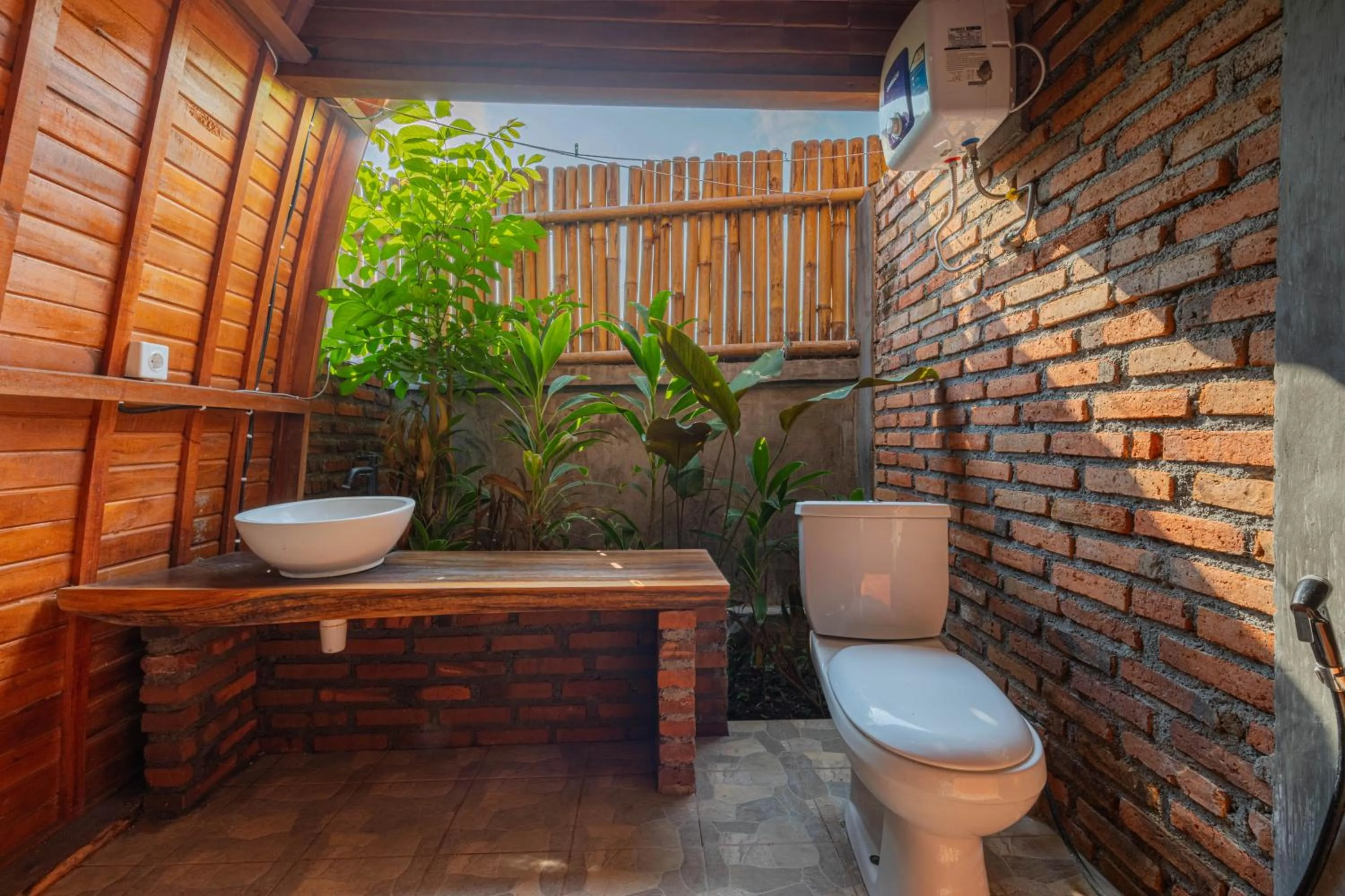 Toilet in Kubu Selat Villa and Glamping