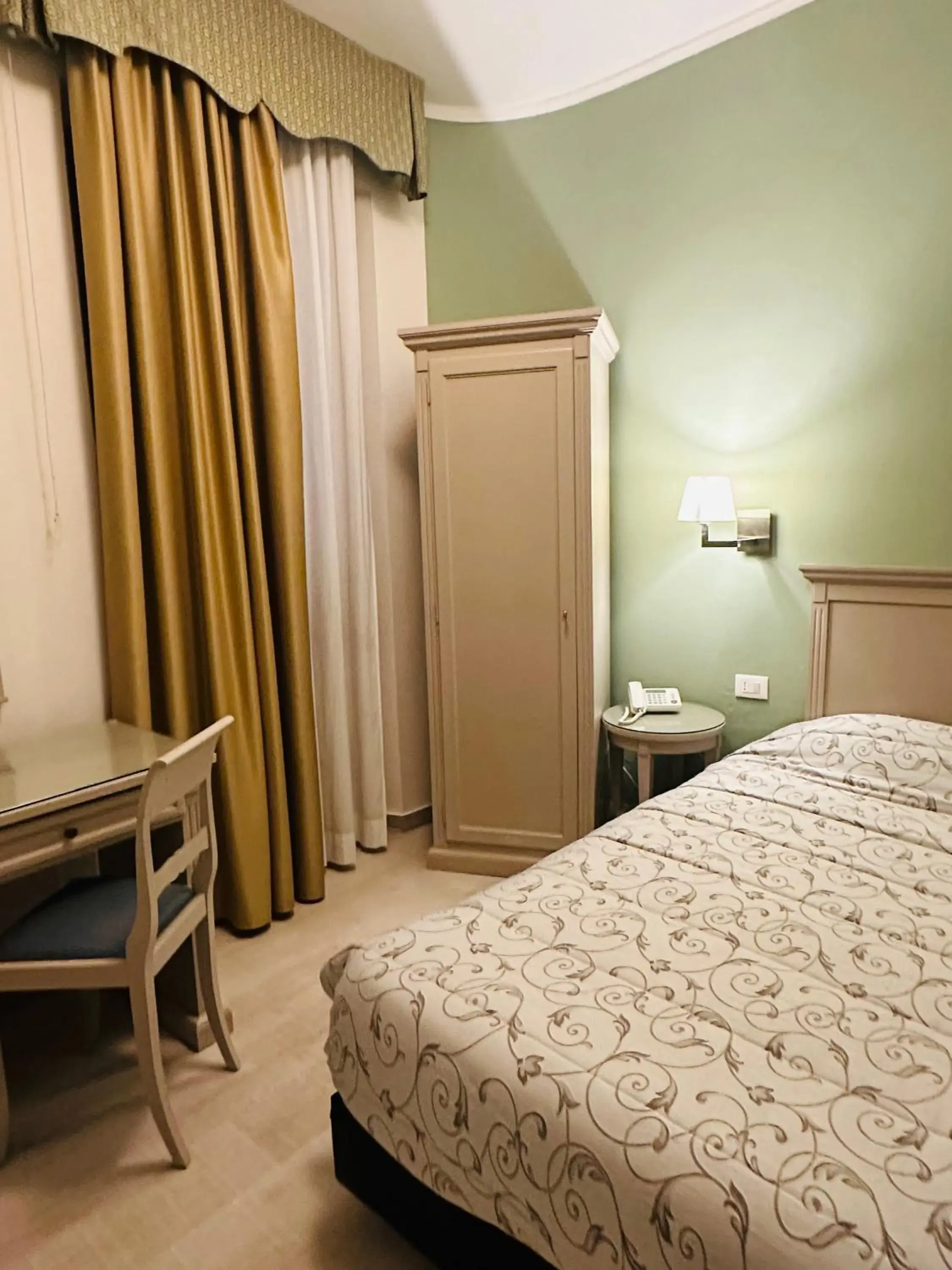 Small Single Room - single occupancy in Hotel Bristol Small Single Room - single occupancy in Hotel Bristol