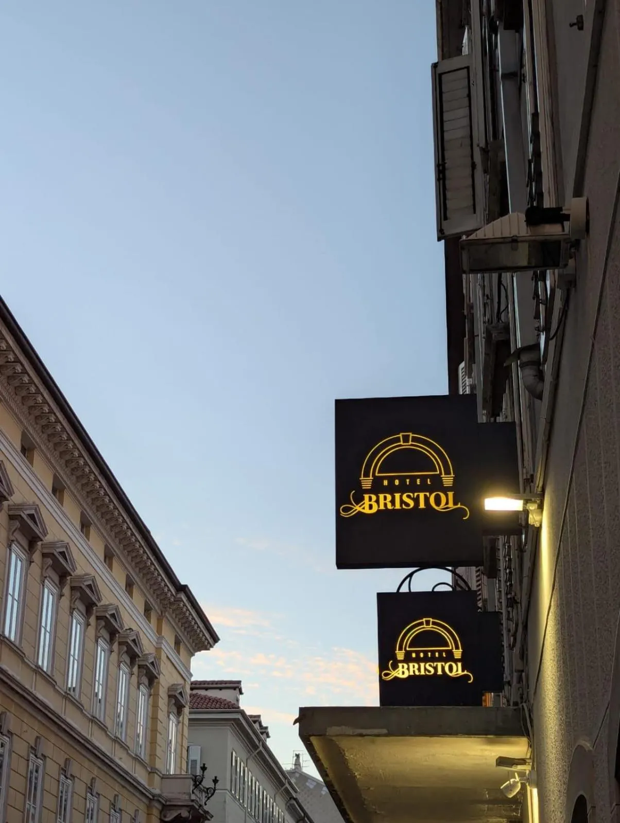 Property building in Hotel Bristol