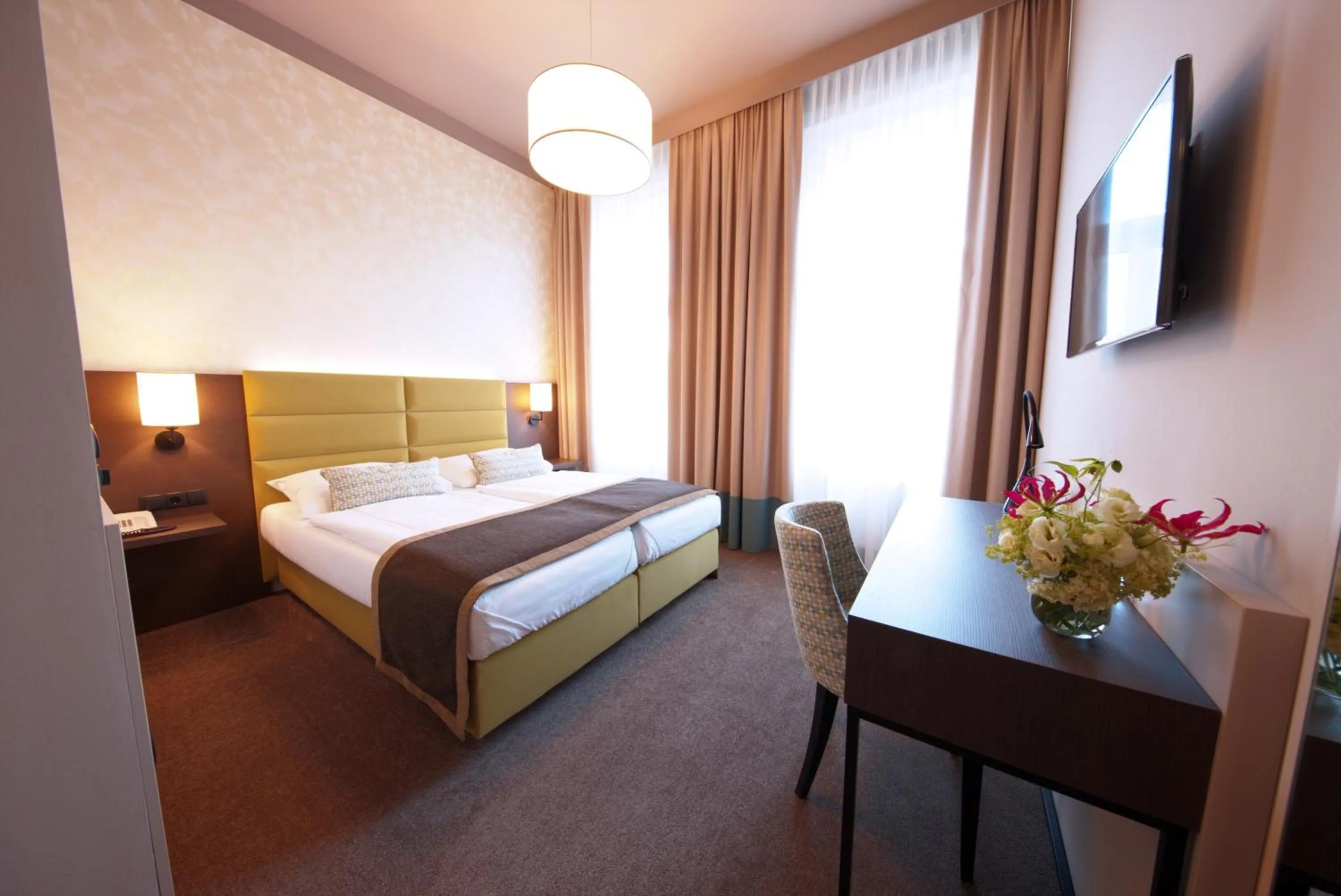 Photo of the whole room, Bed in Drei Kronen Hotel Wien City