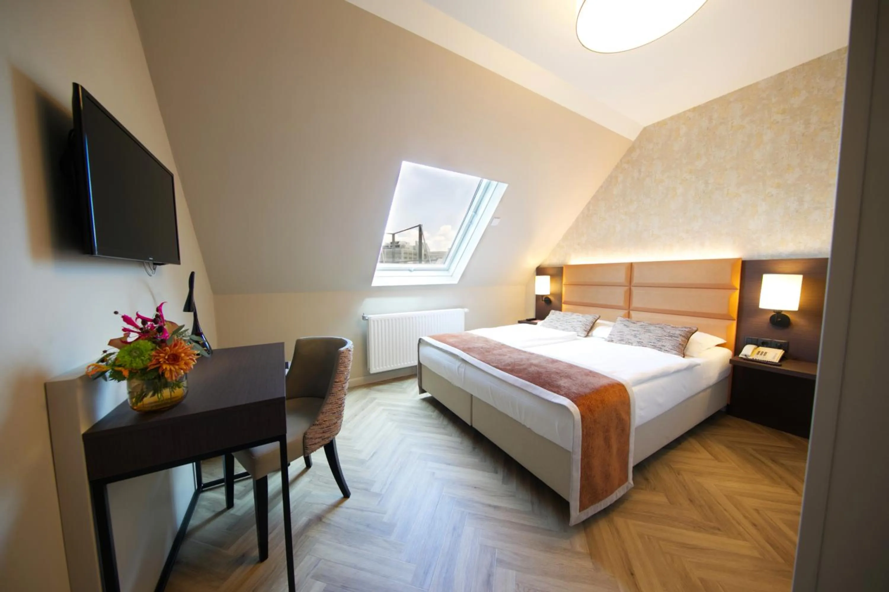 Photo of the whole room, Bed in Drei Kronen Hotel Wien City