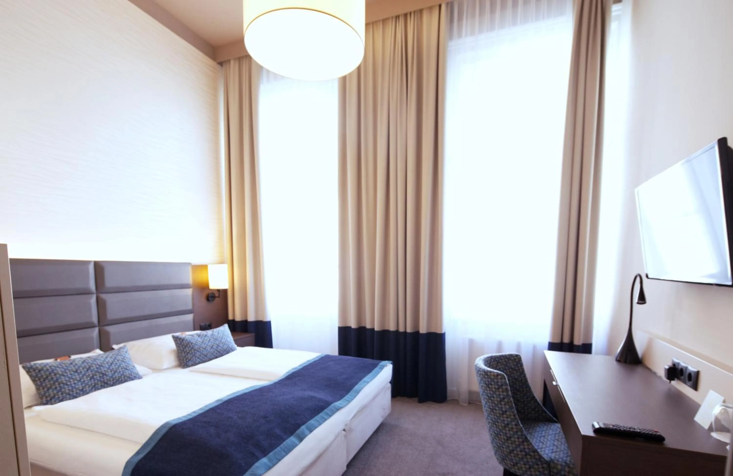 Photo of the whole room, Bed in Drei Kronen Hotel Wien City