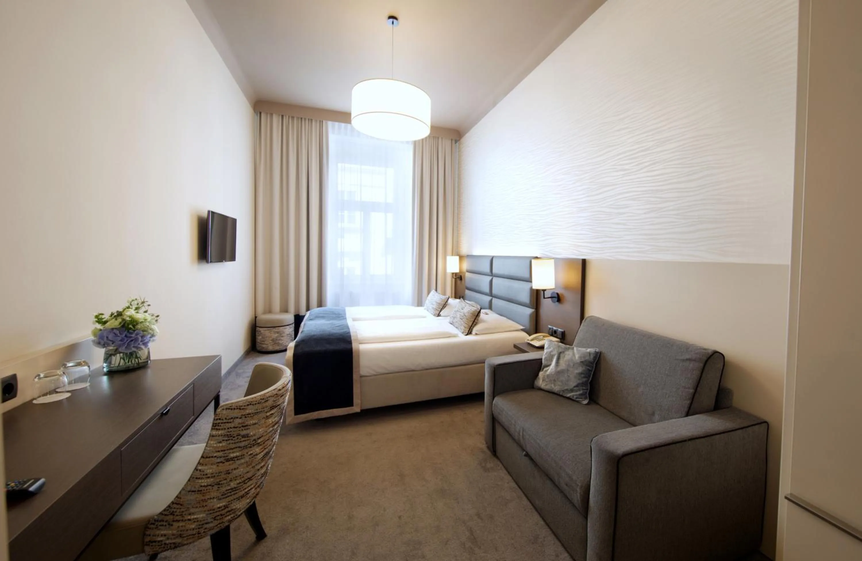 Photo of the whole room, Bed in Drei Kronen Hotel Wien City